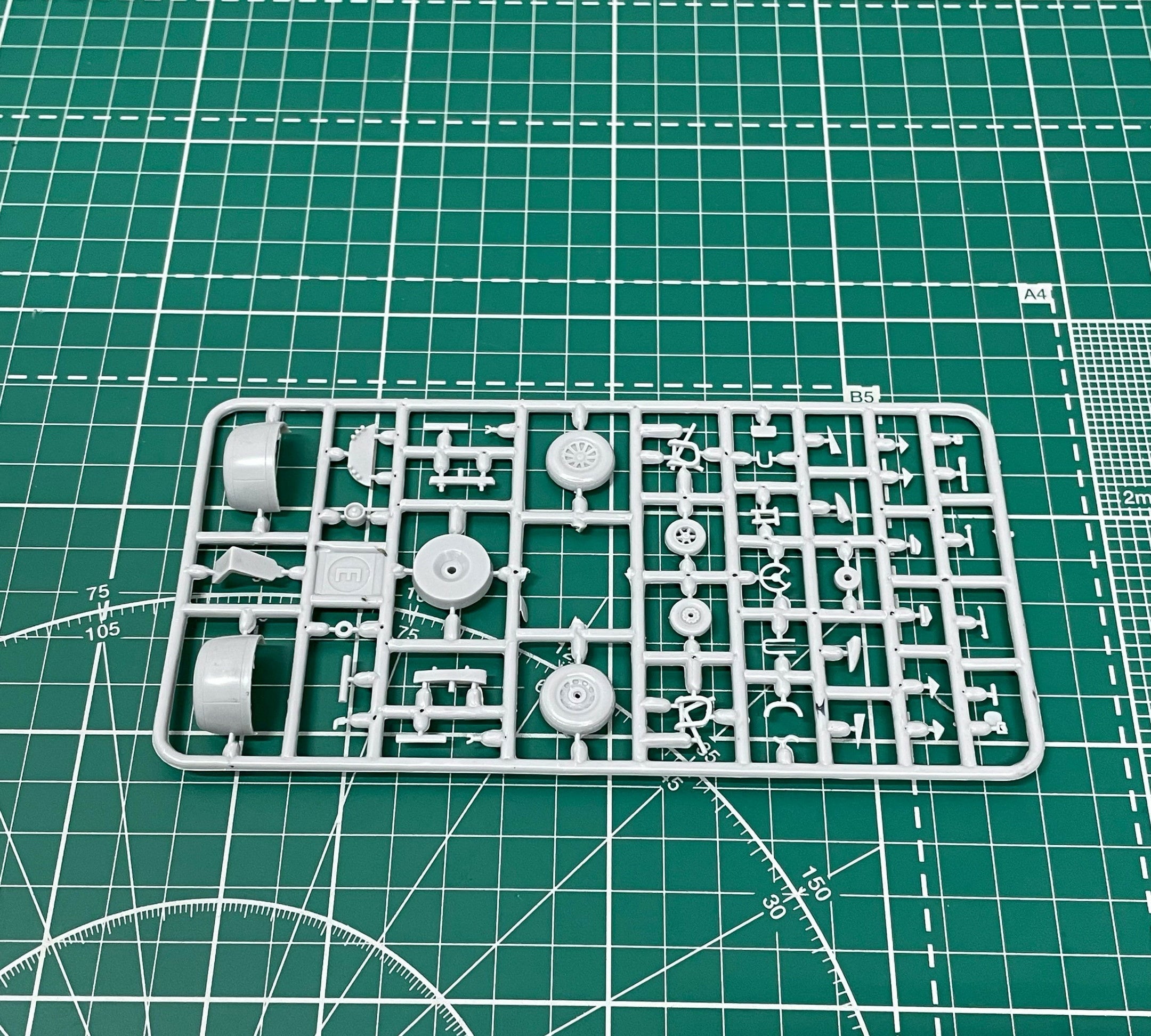 Grumman UF-2 Albatross Seaplane, Aircraft Model Kit Scale 1:72 SOVA-M SVM 72027