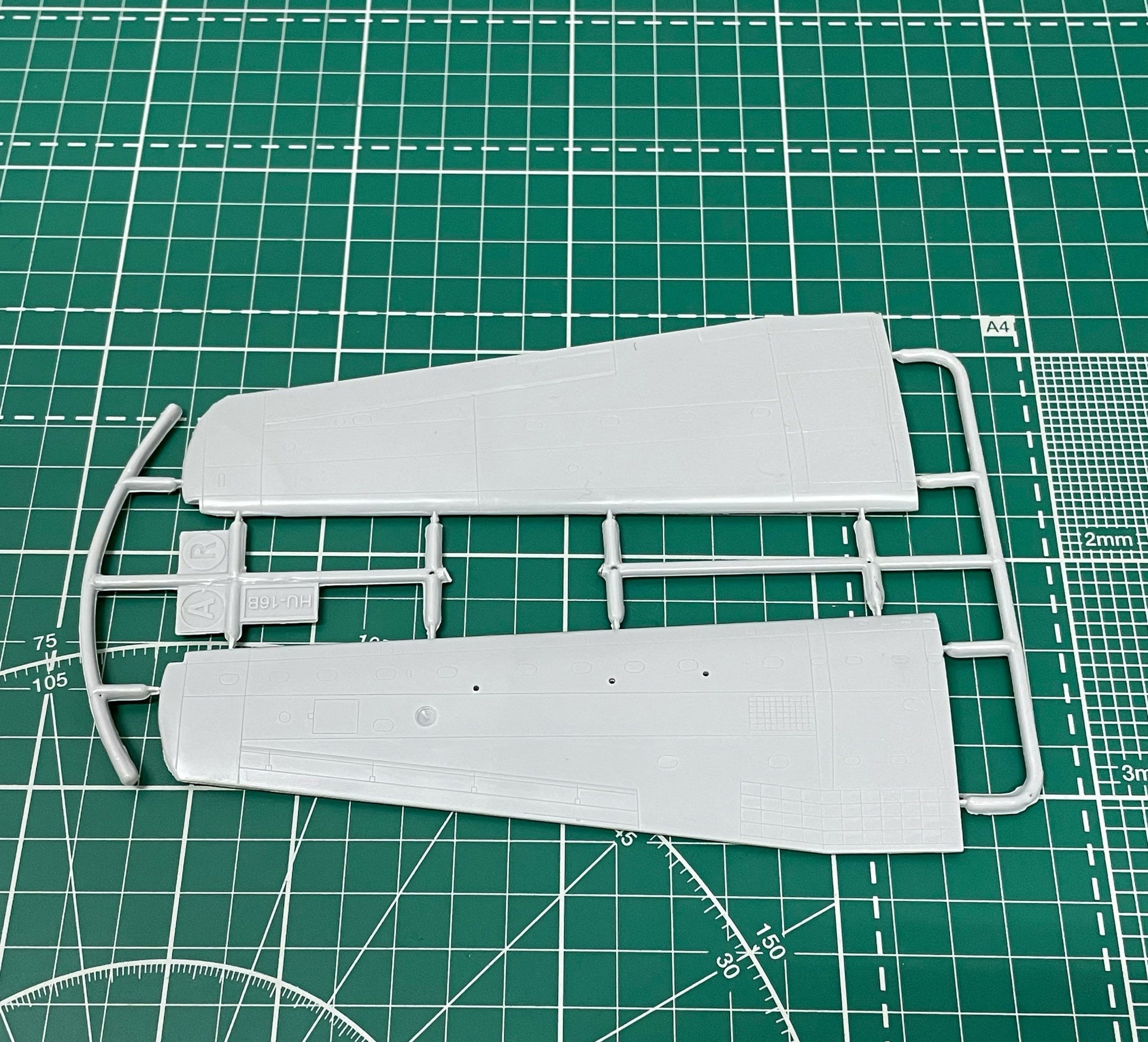 Grumman UF-2 Albatross Seaplane, Aircraft Model Kit Scale 1:72 SOVA-M SVM 72027