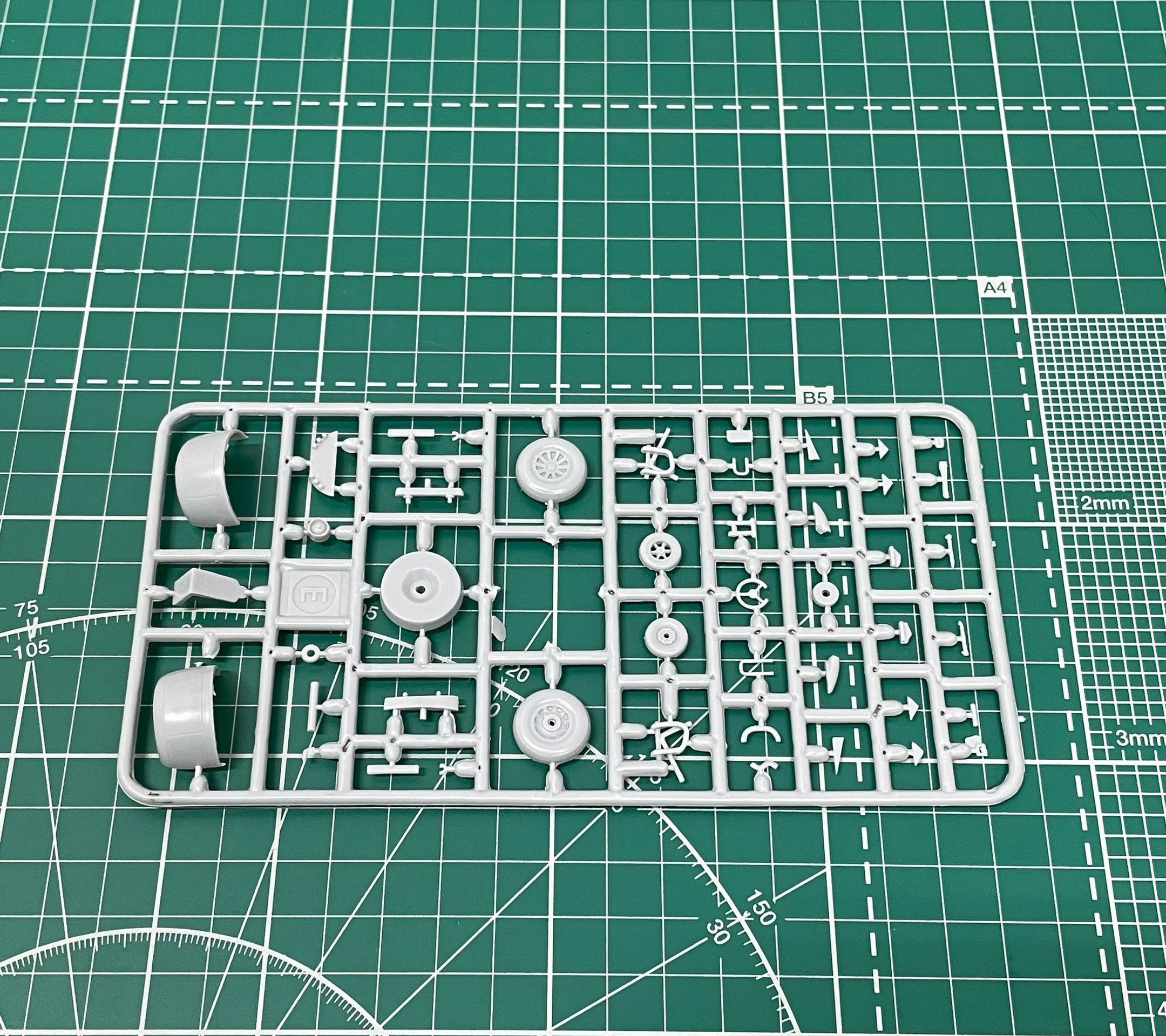 Grumman UF-2 Albatross Seaplane, Aircraft Model Kit Scale 1:72 SOVA-M SVM 72027