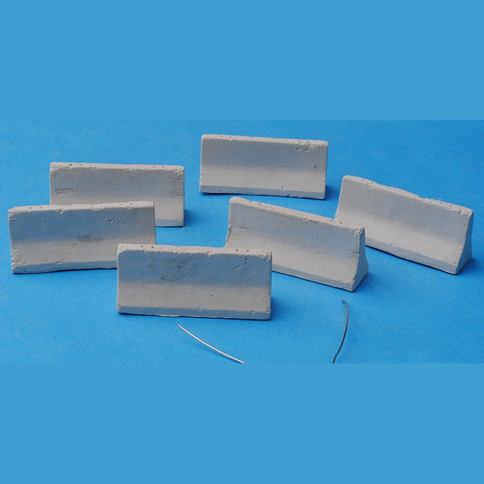 Concrete barriers.set for roadblock. Material - gypsum. The set contains 6 pcs of unpainted concrete barriers.triangle.(gram weight) Scale 1:35 DAN Models DM 35403