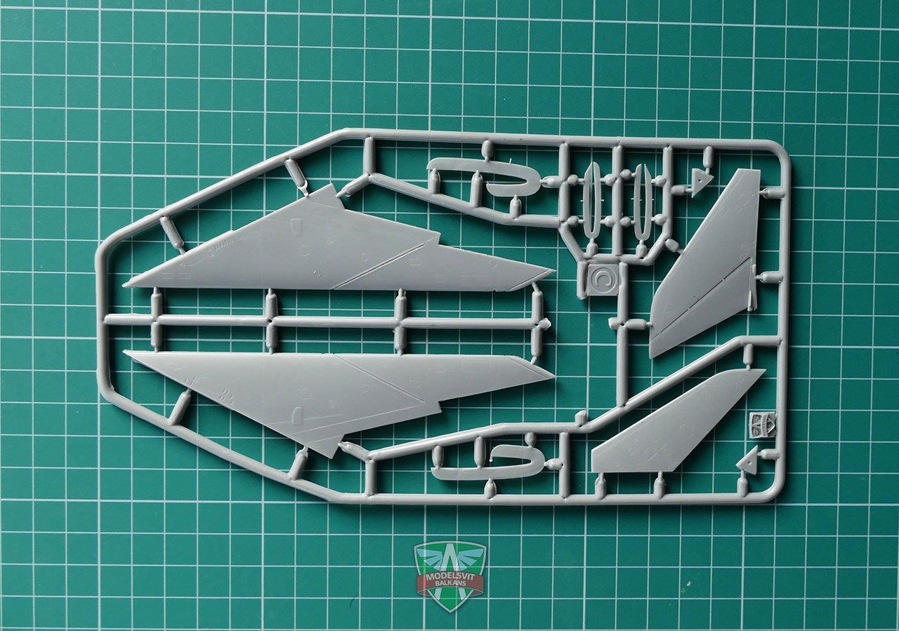 Modelsvit 72002 Plastic model aicraft kit Scale 1:72 SU-7 BMK
