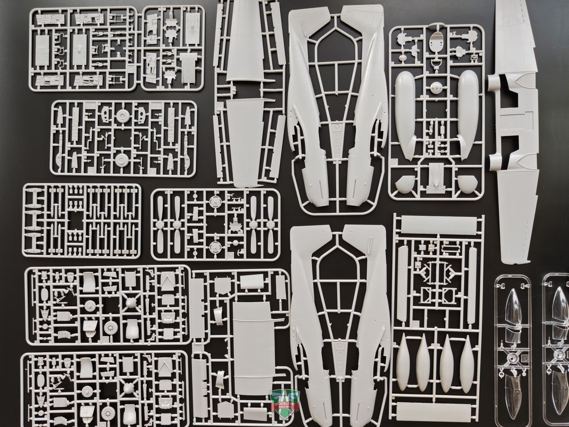 Modelsvit 4818 Plastic model aicraft kit Scale 1:48 F-82 F/G Twin Mustang