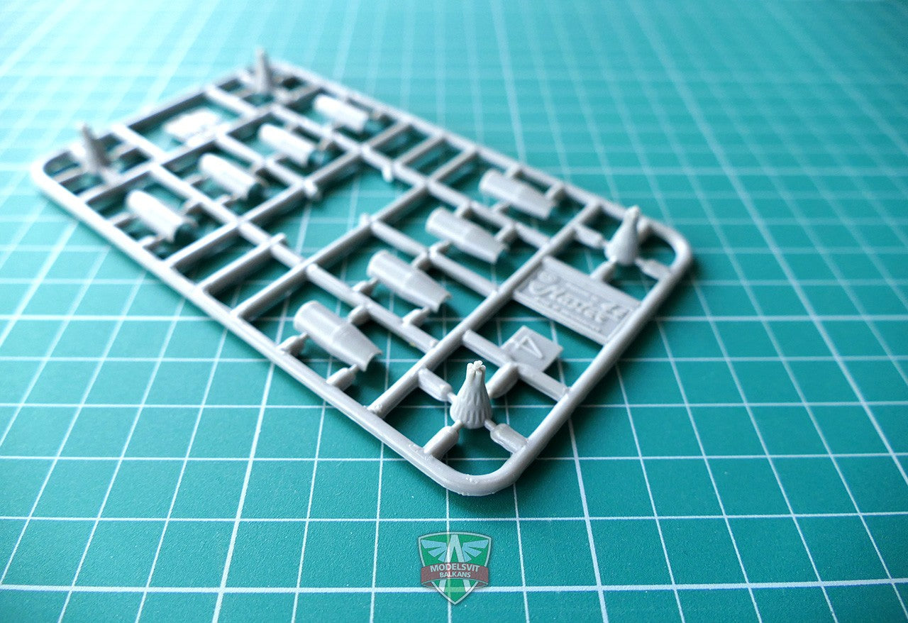 Modelsvit 72017 Plastic model aicraft kit Scale 1:72 Su-17 early