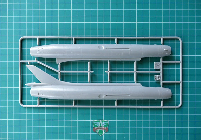Modelsvit 72020 Plastic model aicraft kit Scale 1:72 Su-20 fighter-bomber
