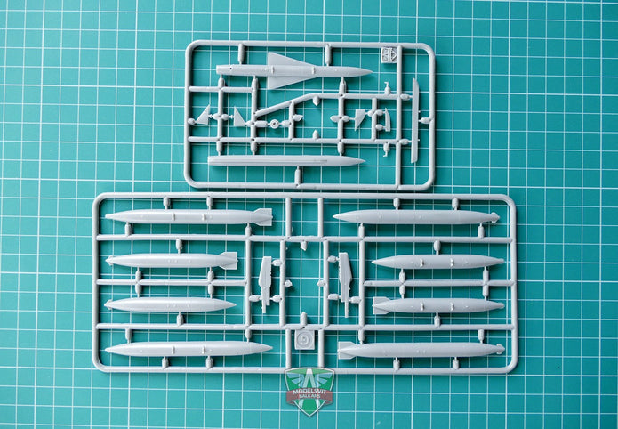 Modelsvit 72020 Plastic model aicraft kit Scale 1:72 Su-20 fighter-bomber