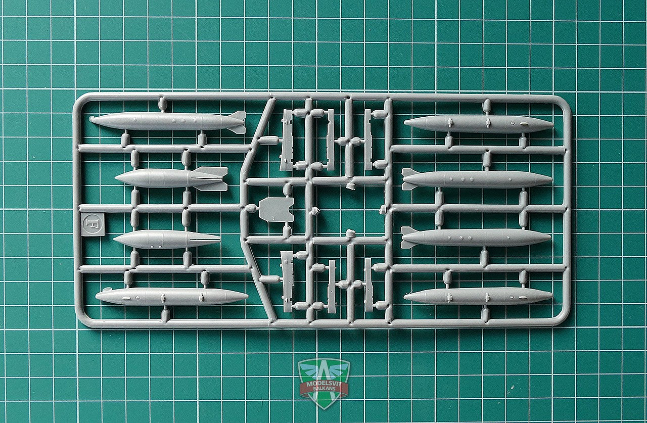 Modelsvit 72002 Plastic model aicraft kit Scale 1:72 SU-7 BMK