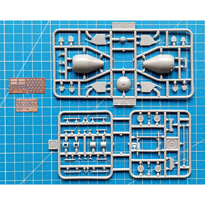 RDS-4 "Tatiana" Scale 1:72 Amodel AMO-NA72004 Plastic Airplane Model Kit