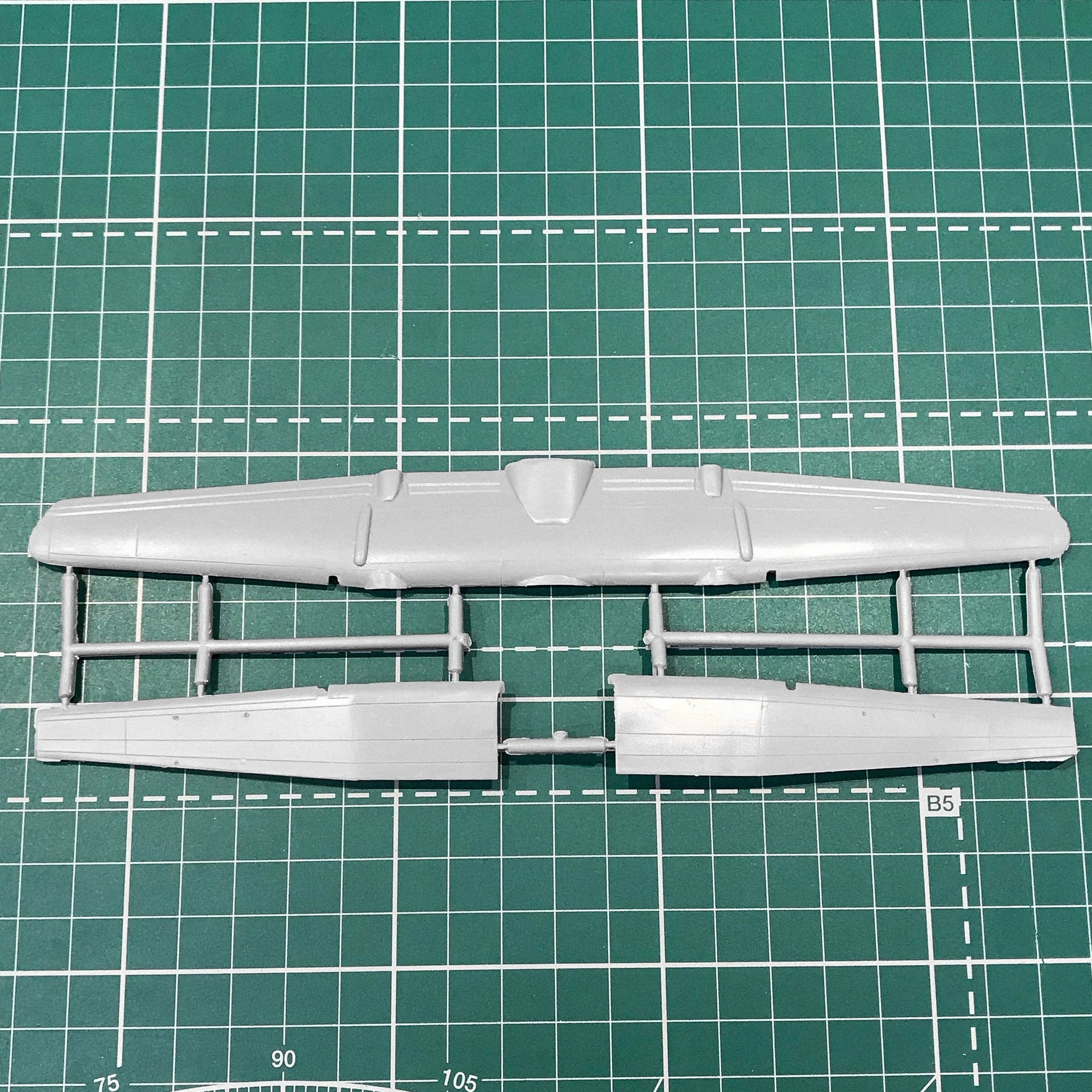 De Havilland Canada C-8A 'Buffalo' (DHC-5) USAF aircraft. Short takeoff and landing transport aircraft Scale 1:144 Amodel AMO1409 Scale Airplane Model Kit