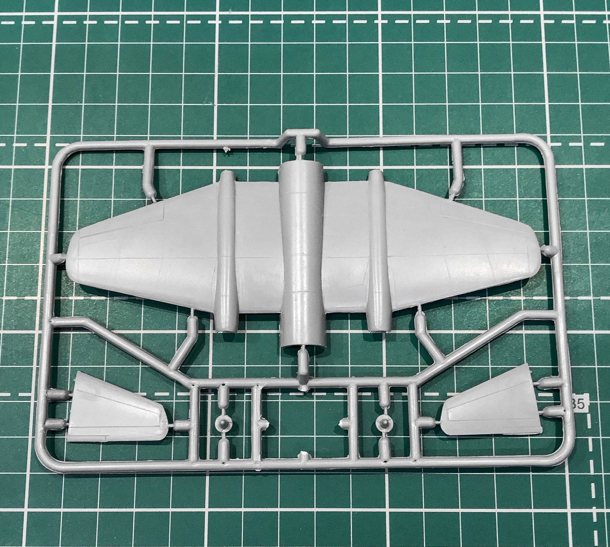E.E.Canberra Mk.8 Scale 1:144 Amodel AMO1429 Scale Airplane Model Kit