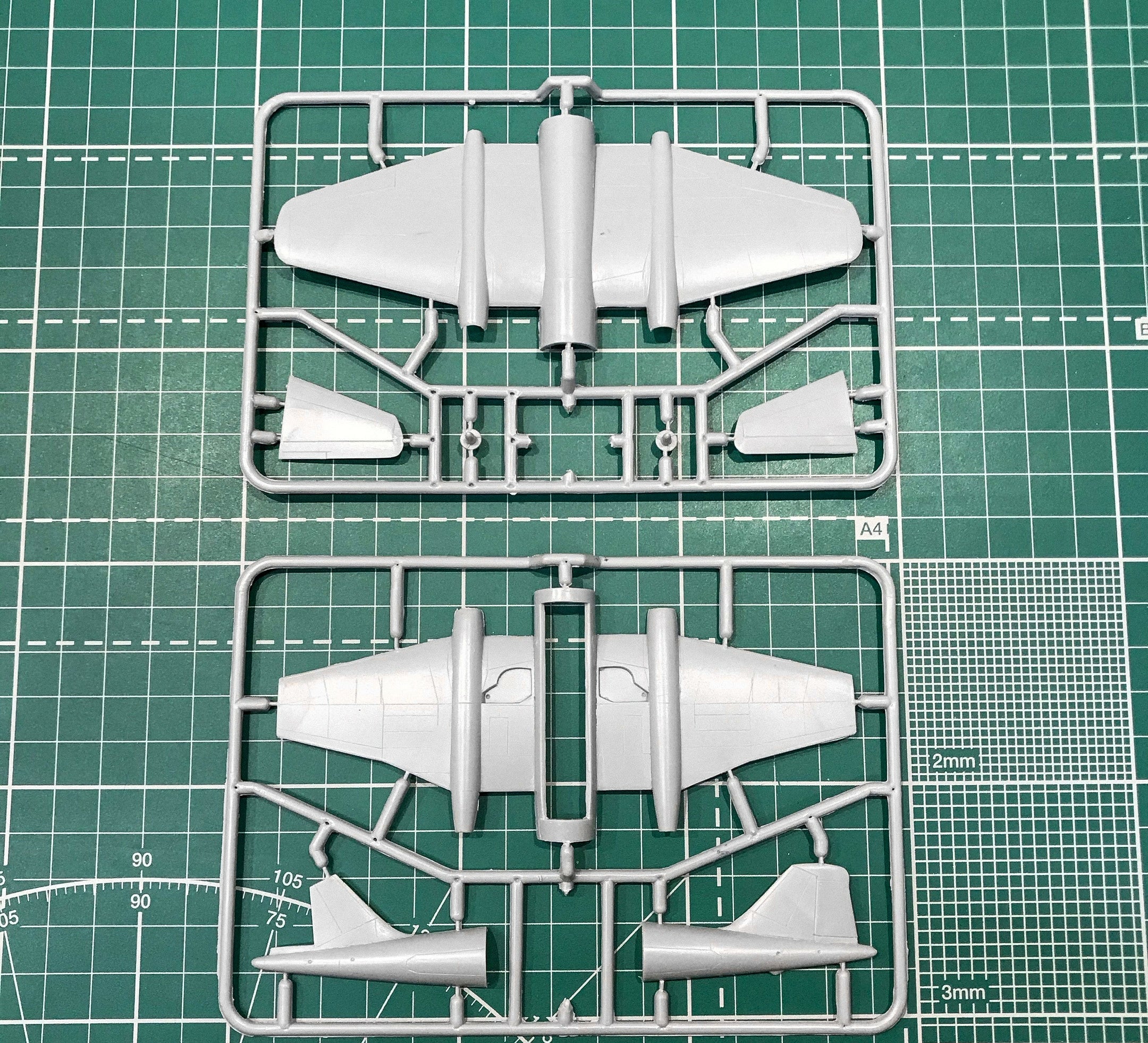 Martin B-57B/C Scale 1:144 Amodel AMO1432 Scale Airplane Model Kit
