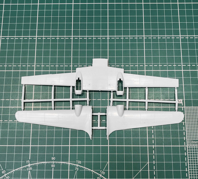 Ilyushin IL-12 'Coach' Soviet cargo aircraft Scale 1:144 Amodel AMO1443 Plastic Airplane Model Kit