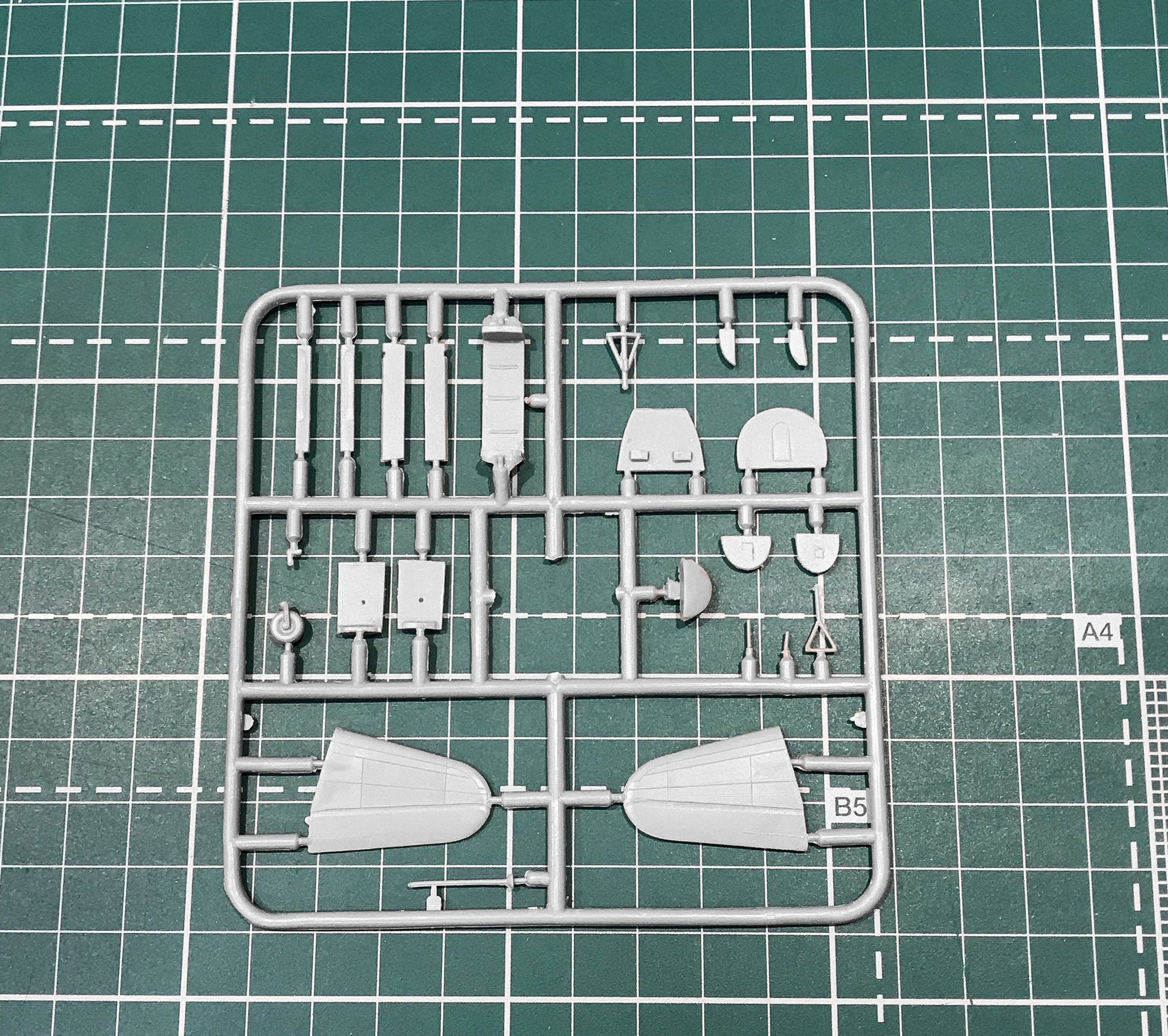 Ilyushin IL-12D/T Soviet military transport aircraft Scale 1:144 Amodel AMO1444 Plastic Airplane Model Kit