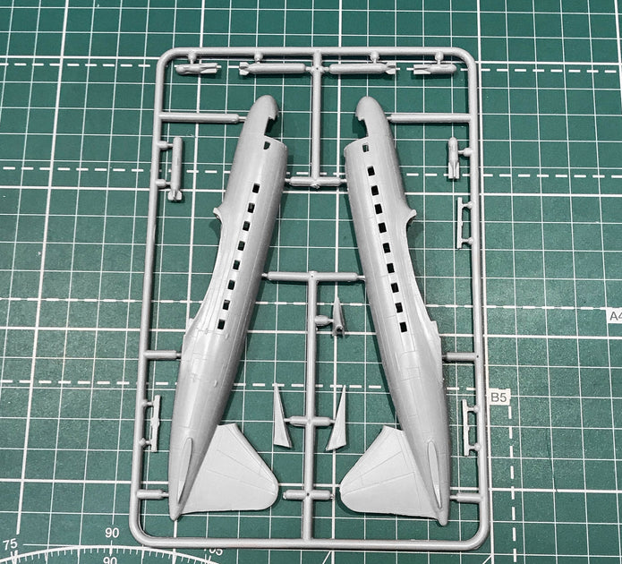Ilyushin IL-12D/T Soviet military transport aircraft Scale 1:144 Amodel AMO1444 Plastic Airplane Model Kit