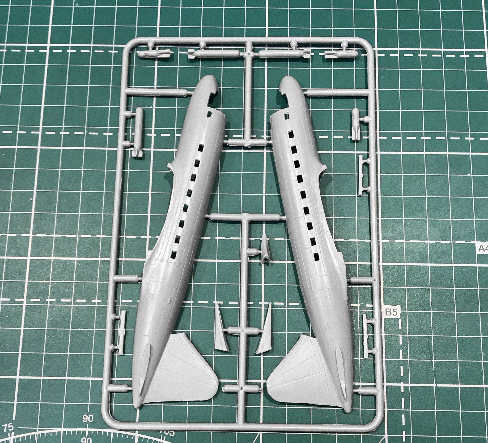 Ilyushin IL-12D/T Soviet military transport aircraft Scale 1:144 Amodel AMO1444 Plastic Airplane Model Kit