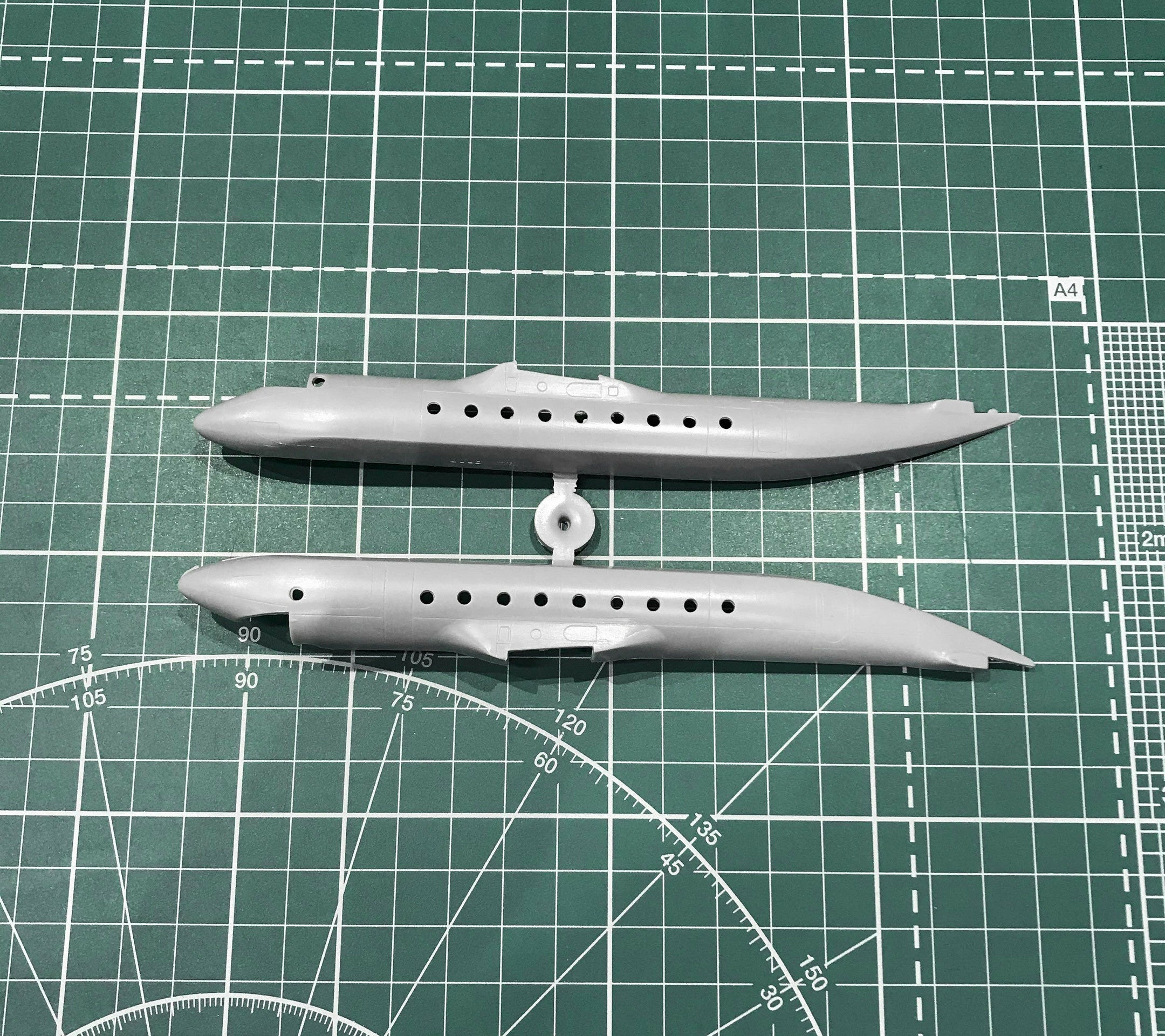 Antonov An-24B passenger airliner Scale 1:144 Amodel AMO1464 Plastic Airplane Model Kit