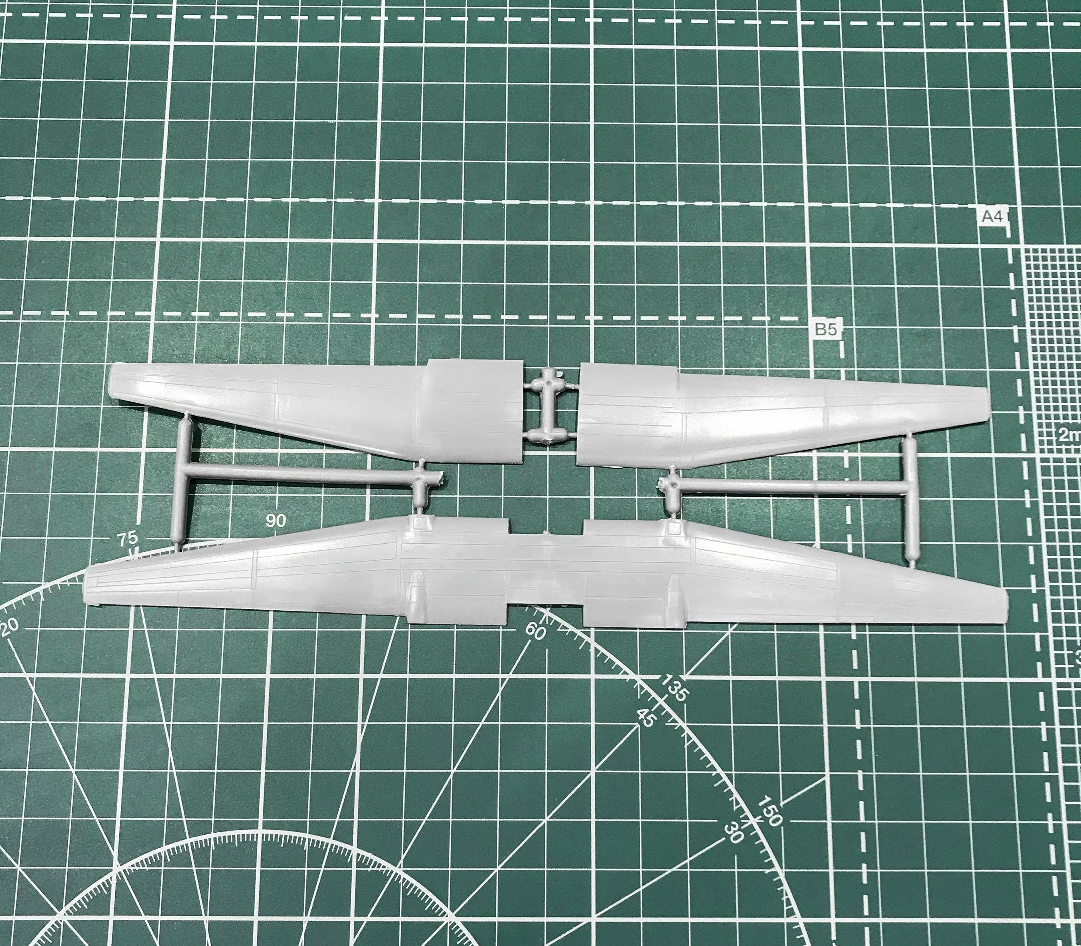 Antonov An-24B passenger airliner Scale 1:144 Amodel AMO1464 Plastic Airplane Model Kit