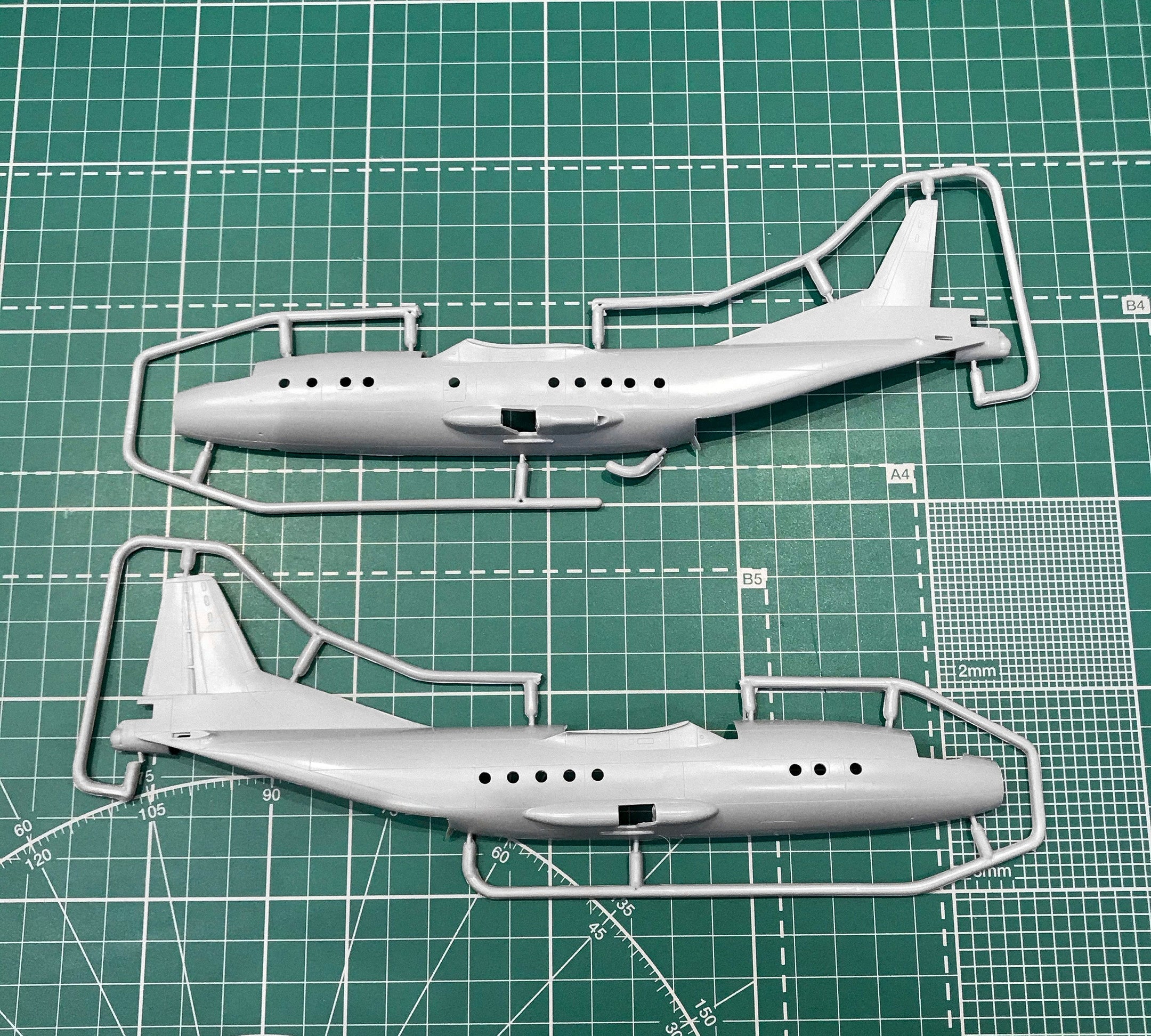 Antonov An-12B cargo aircraft Scale 1:144 Amodel AMO1470 Plastic Airplane Model Kit