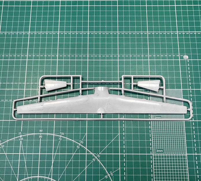 Antonov An-12B cargo aircraft Scale 1:144 Amodel AMO1470 Plastic Airplane Model Kit