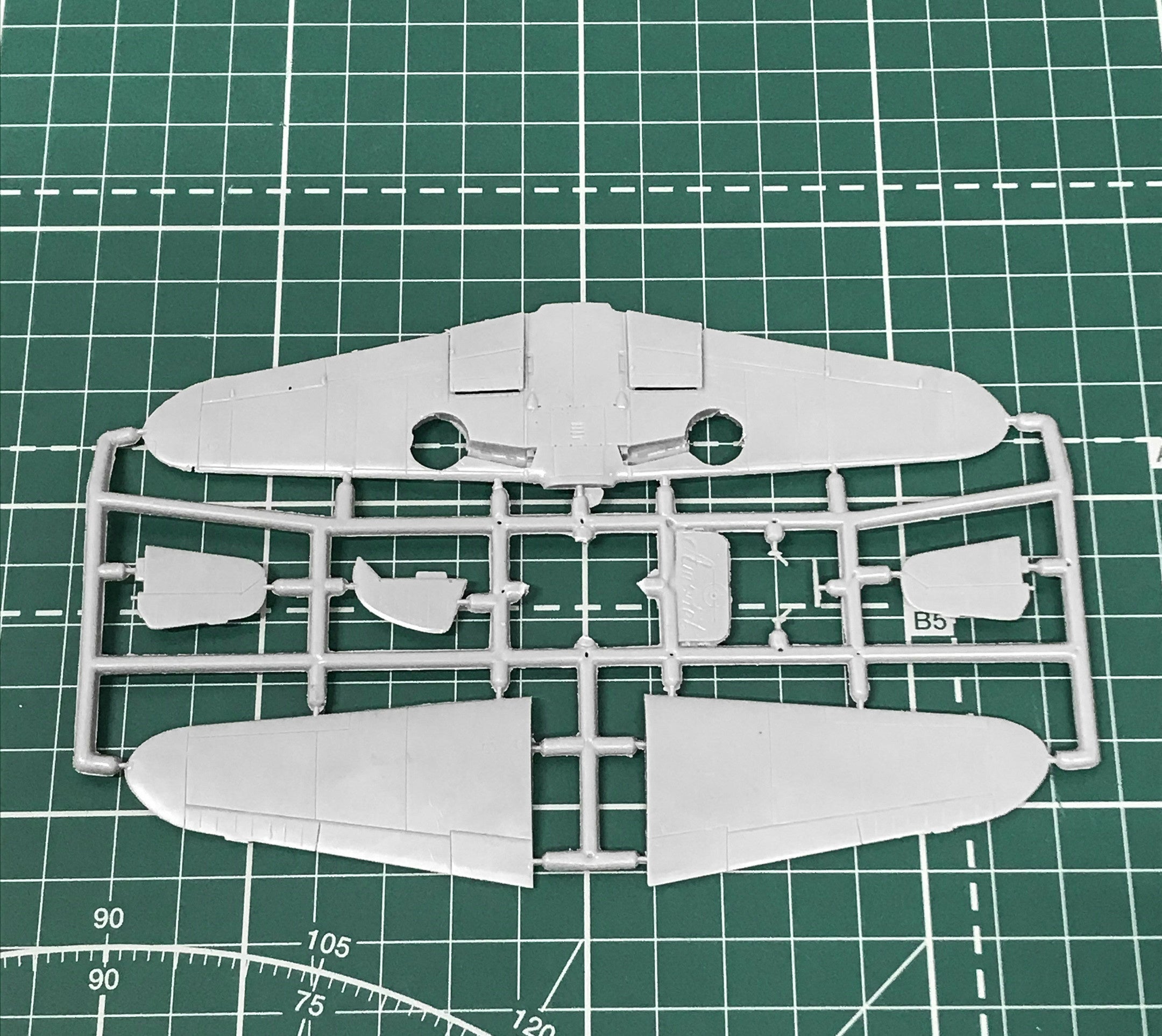 Messerschmitt Bf-109F-4 WWII German fighter Scale 1:72 Amodel AMO72125 Plastic Airplane Model Kit
