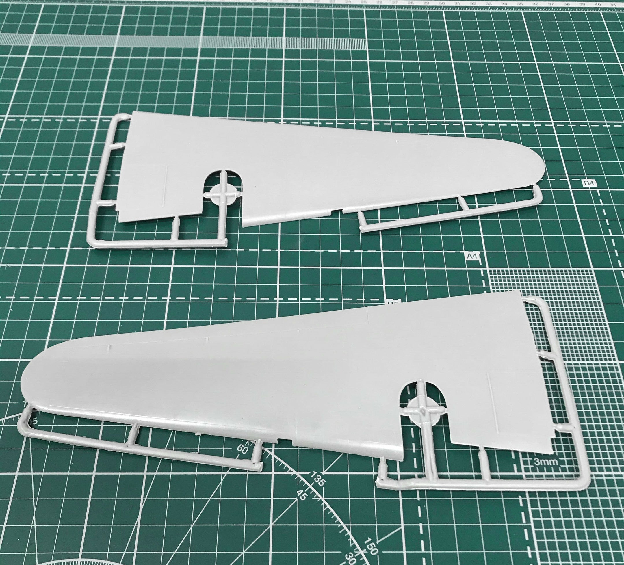 Pe-8 WWII Soviet bomber & AS-2 aircraft starter Scale 1:72 Amodel AMO72142 Scale Airplane Model Kit