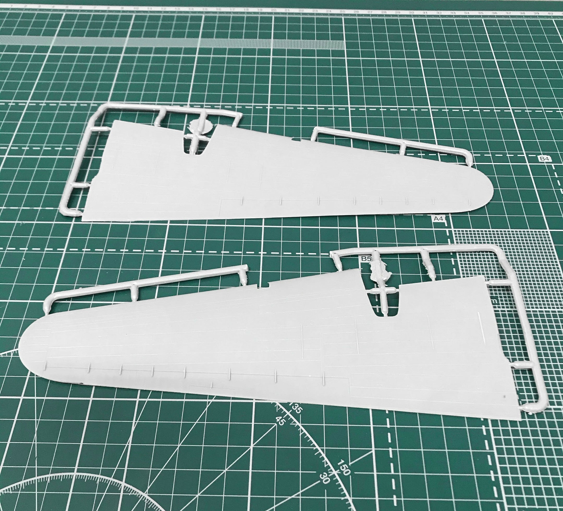Pe-8 WWII Soviet bomber & AS-2 aircraft starter Scale 1:72 Amodel AMO72142 Scale Airplane Model Kit