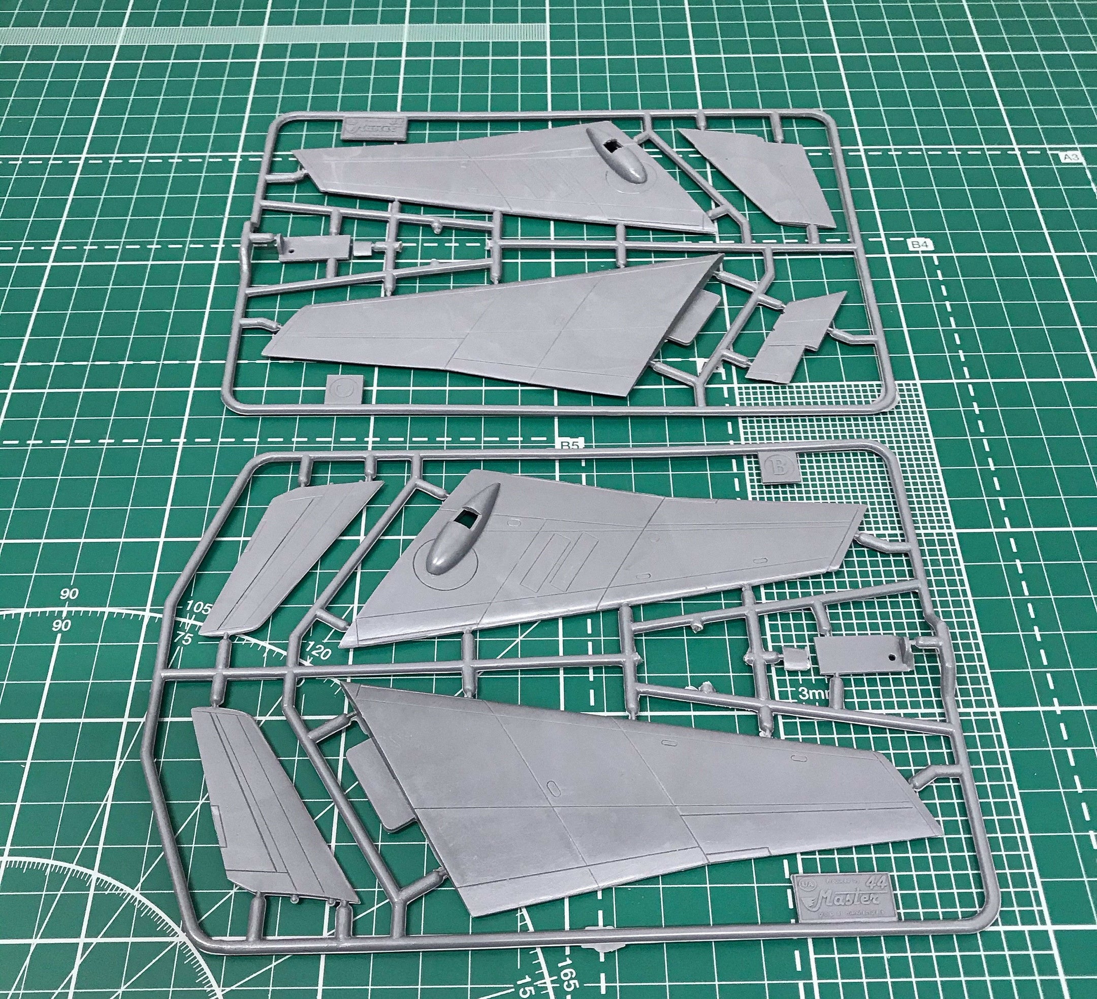 Ilyushin IL-40 «Brawny« Soviet jet-engined armored aircraft Scale 1:72 Amodel AMO72158 Plastic Airplane Model Kit