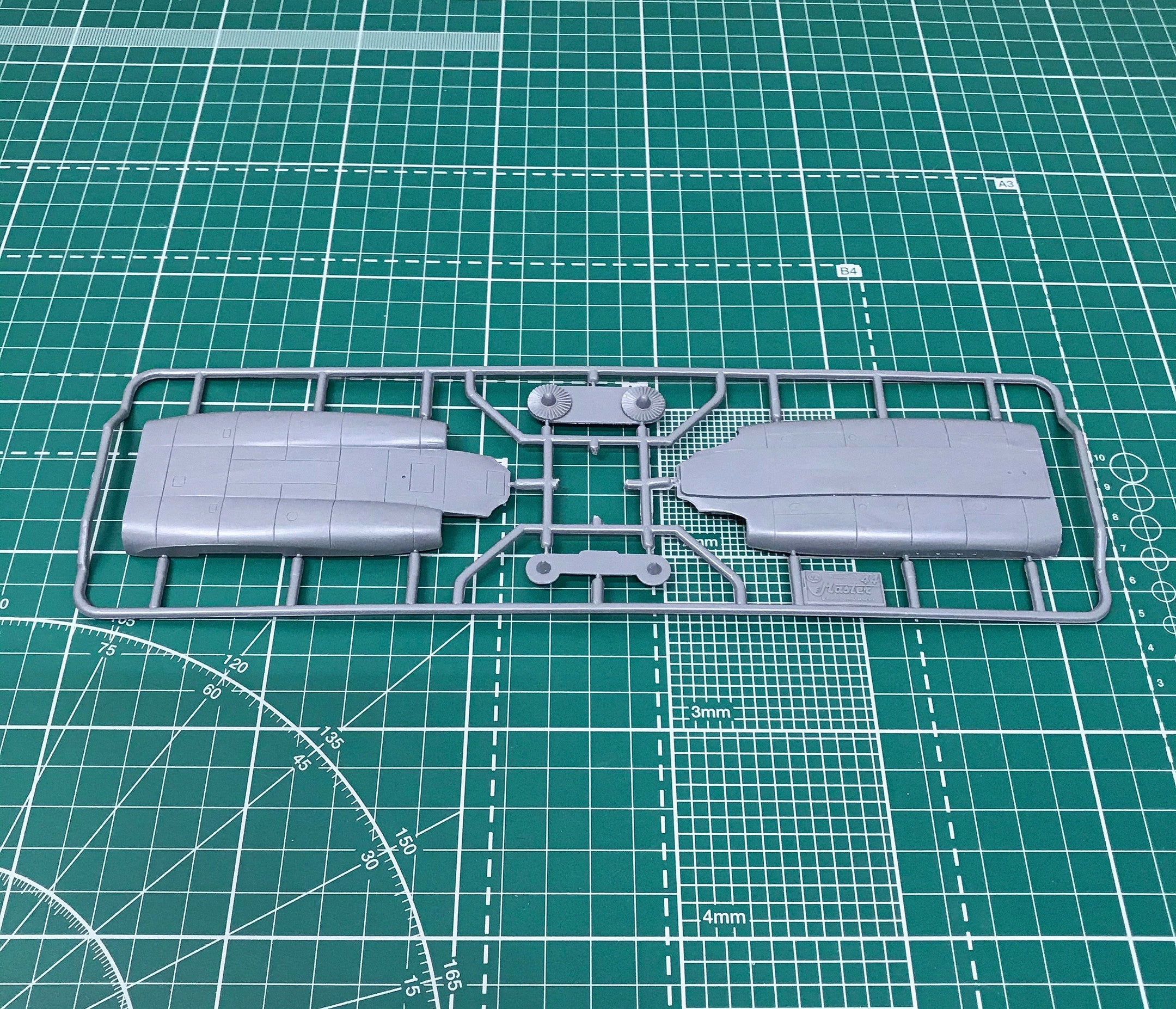 Ilyushin IL-40 «Brawny« Soviet jet-engined armored aircraft Scale 1:72 Amodel AMO72158 Plastic Airplane Model Kit