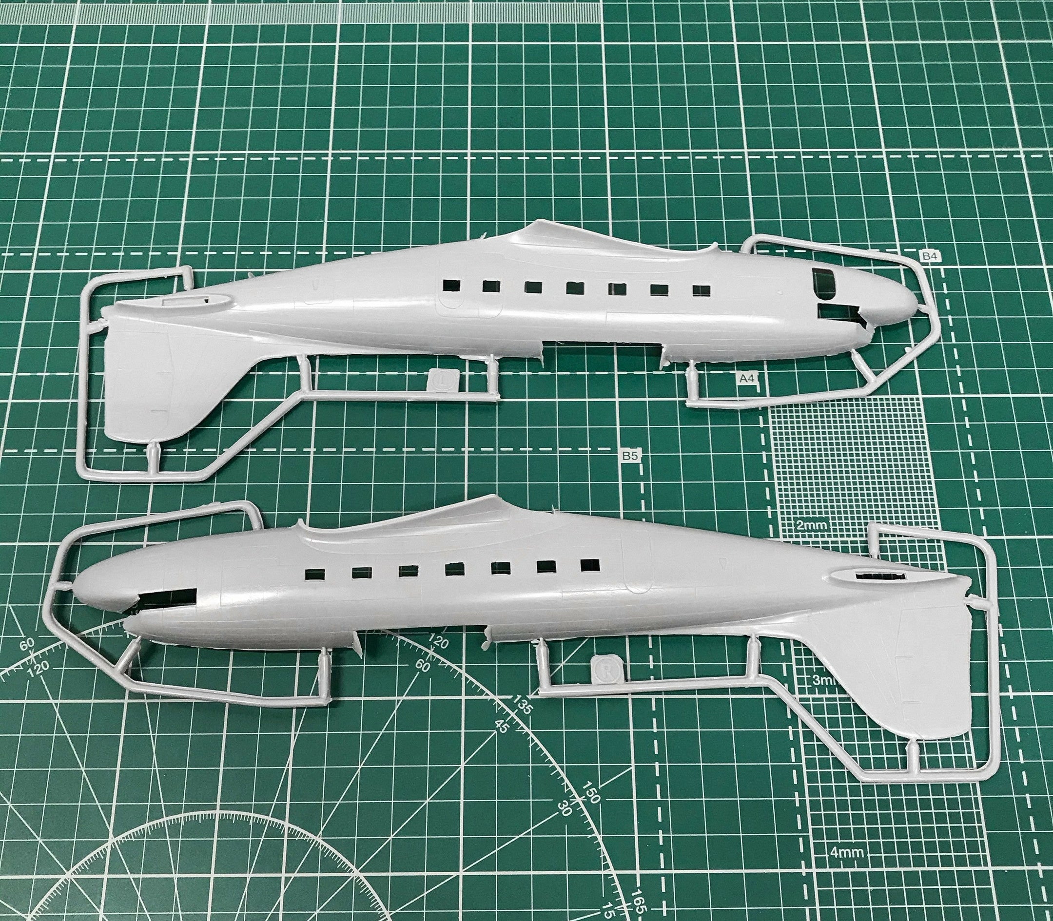 Lisunov Li-2P/T Soviet passenger aircraft Scale 1:72 Amodel AMO72244 Plastic Airplane Model Kit