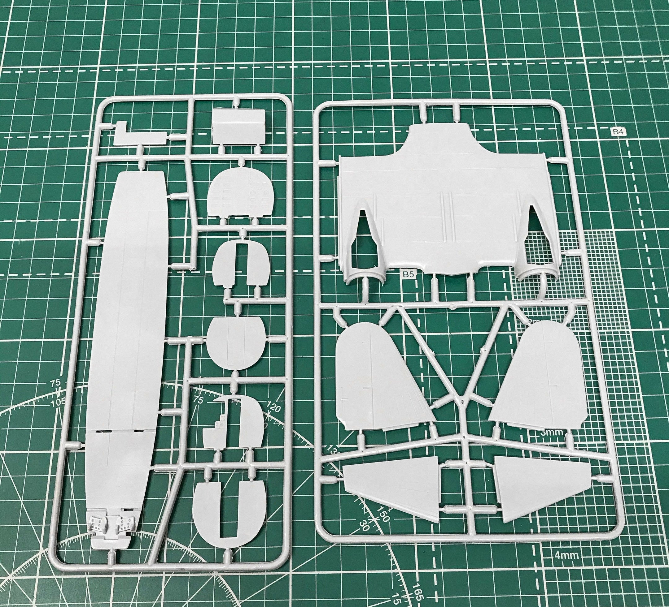 Lisunov Li-2P/T Soviet passenger aircraft Scale 1:72 Amodel AMO72244 Plastic Airplane Model Kit