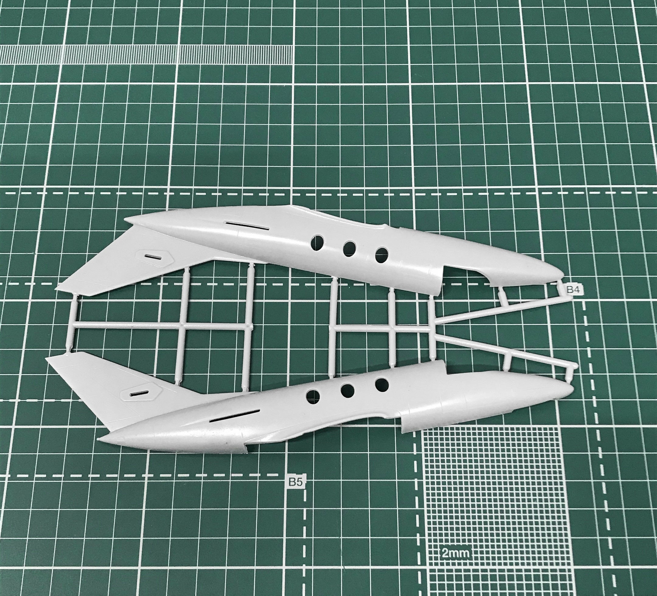 Dassault Falcon-100 Scale 1:72 Amodel AMO72245 Plastic Airplane Model Kit