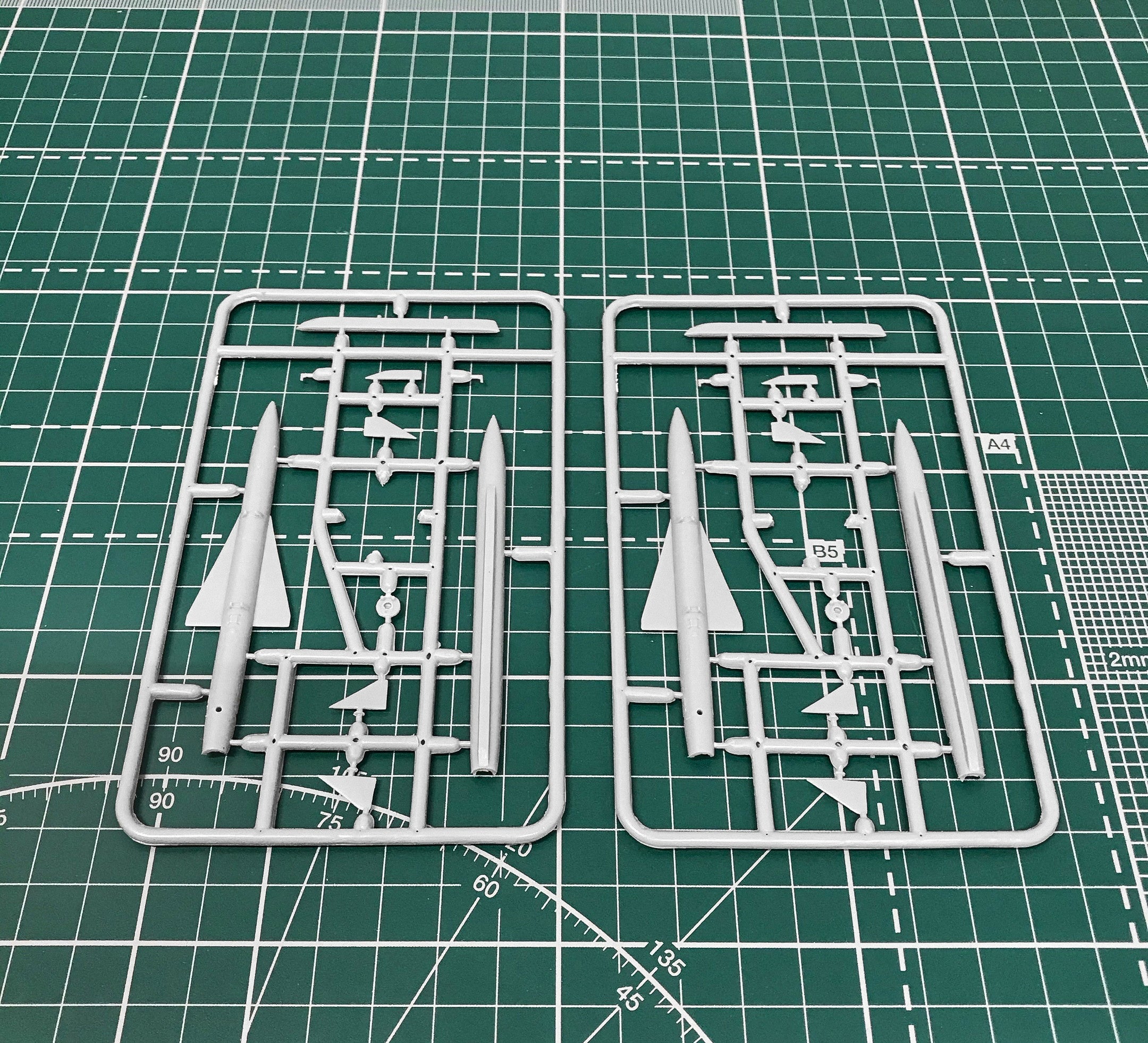 Kh-28 & Kh-28E rockets Scale 1:72 Amodel AMO72288 Plastic Airplane Model Kit