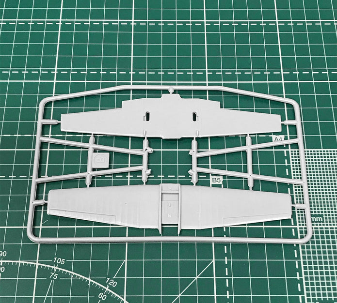 Yakovlev Yak-18PS aerobatic aircraft Scale 1:72 Amodel AMO72320 Plastic Airplane Model Kit