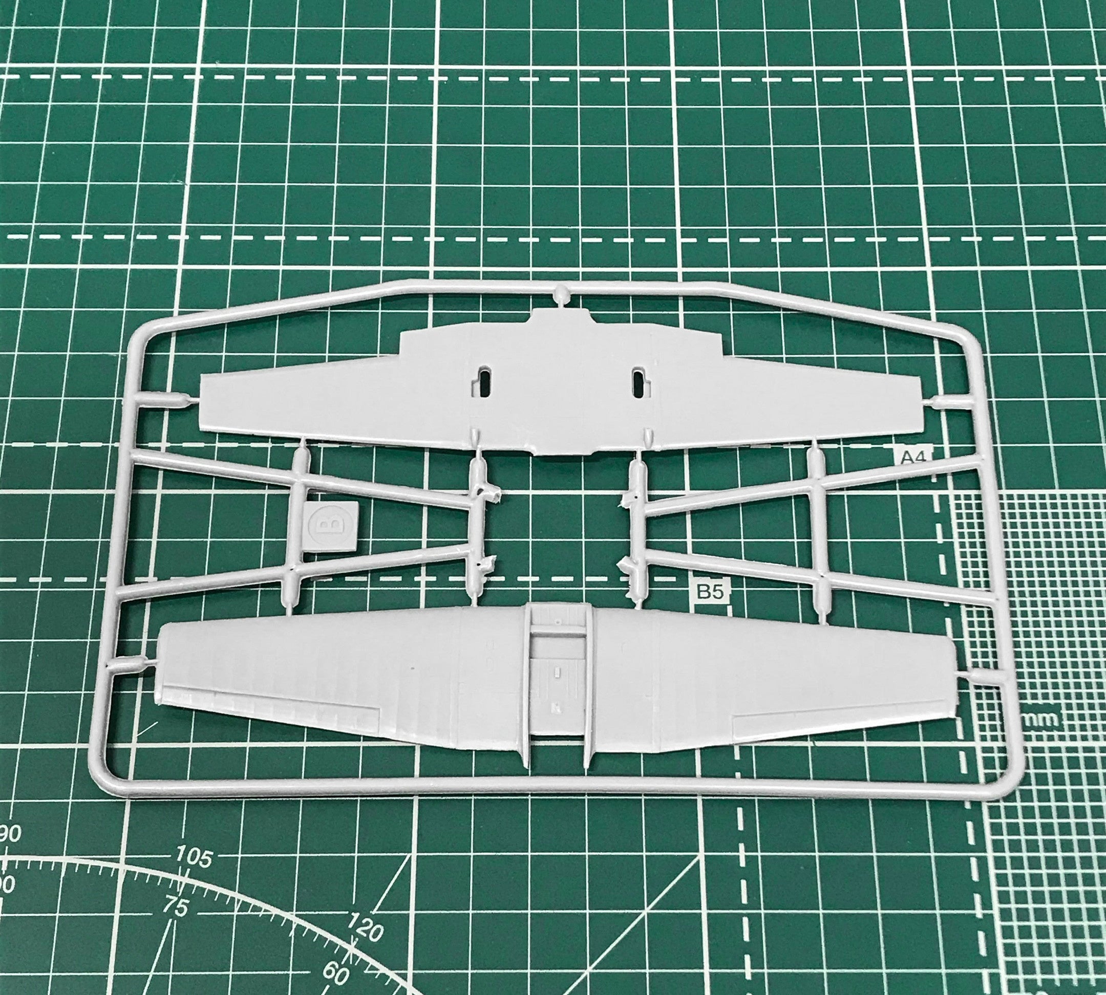 Yakovlev Yak-18PS aerobatic aircraft Scale 1:72 Amodel AMO72320 Plastic Airplane Model Kit