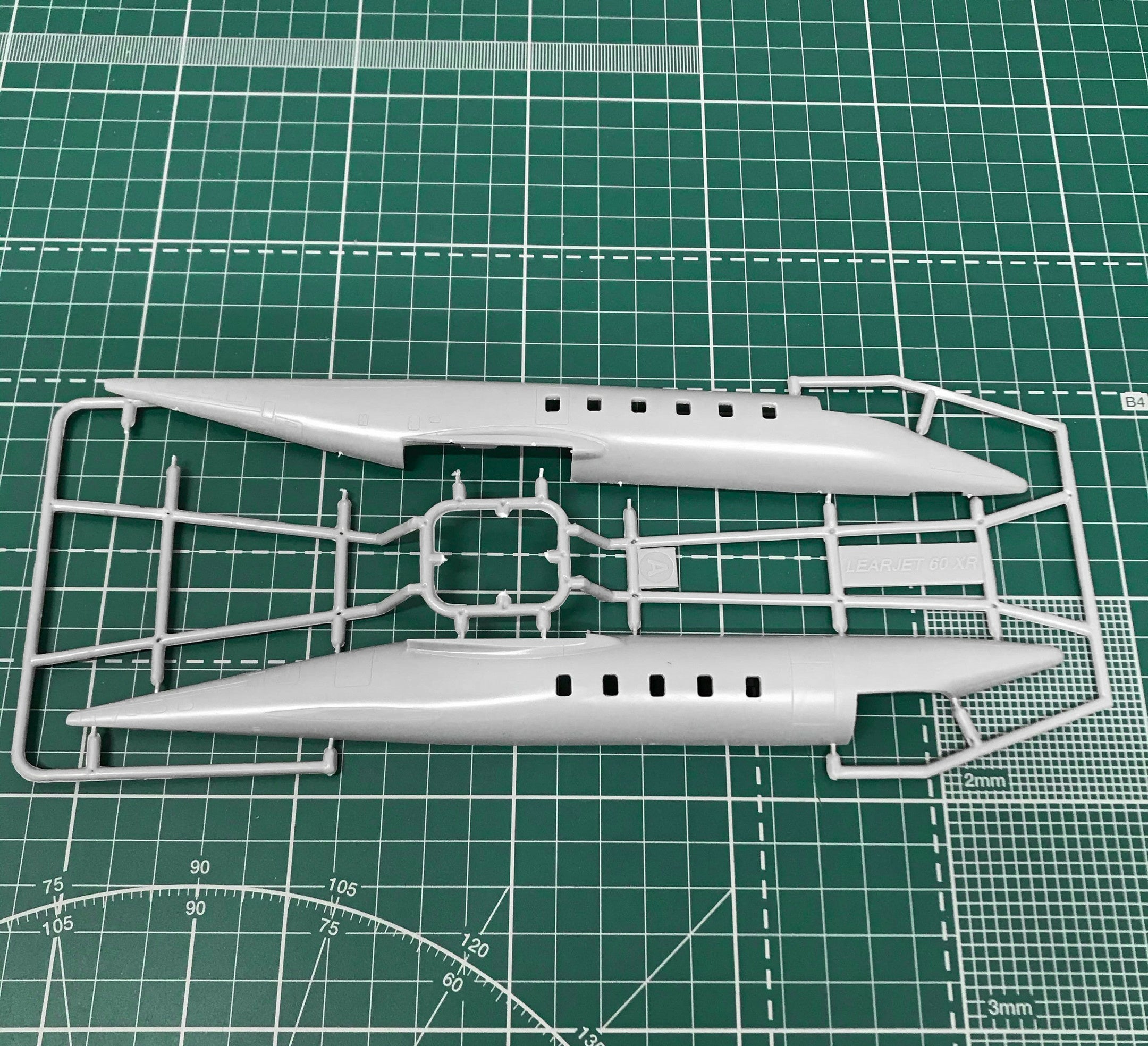 Bombardier Leajet 60XR ADAC ambulance Scale 1:72 Amodel AMO72360 Plastic Airplane Model Kit