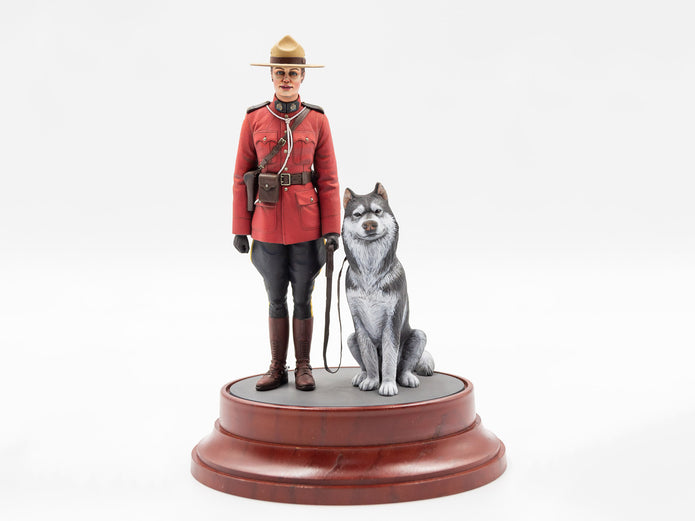 ICM 16008 Plastic model figures kit Scale 1:16 RCMP Female Officer with dog
