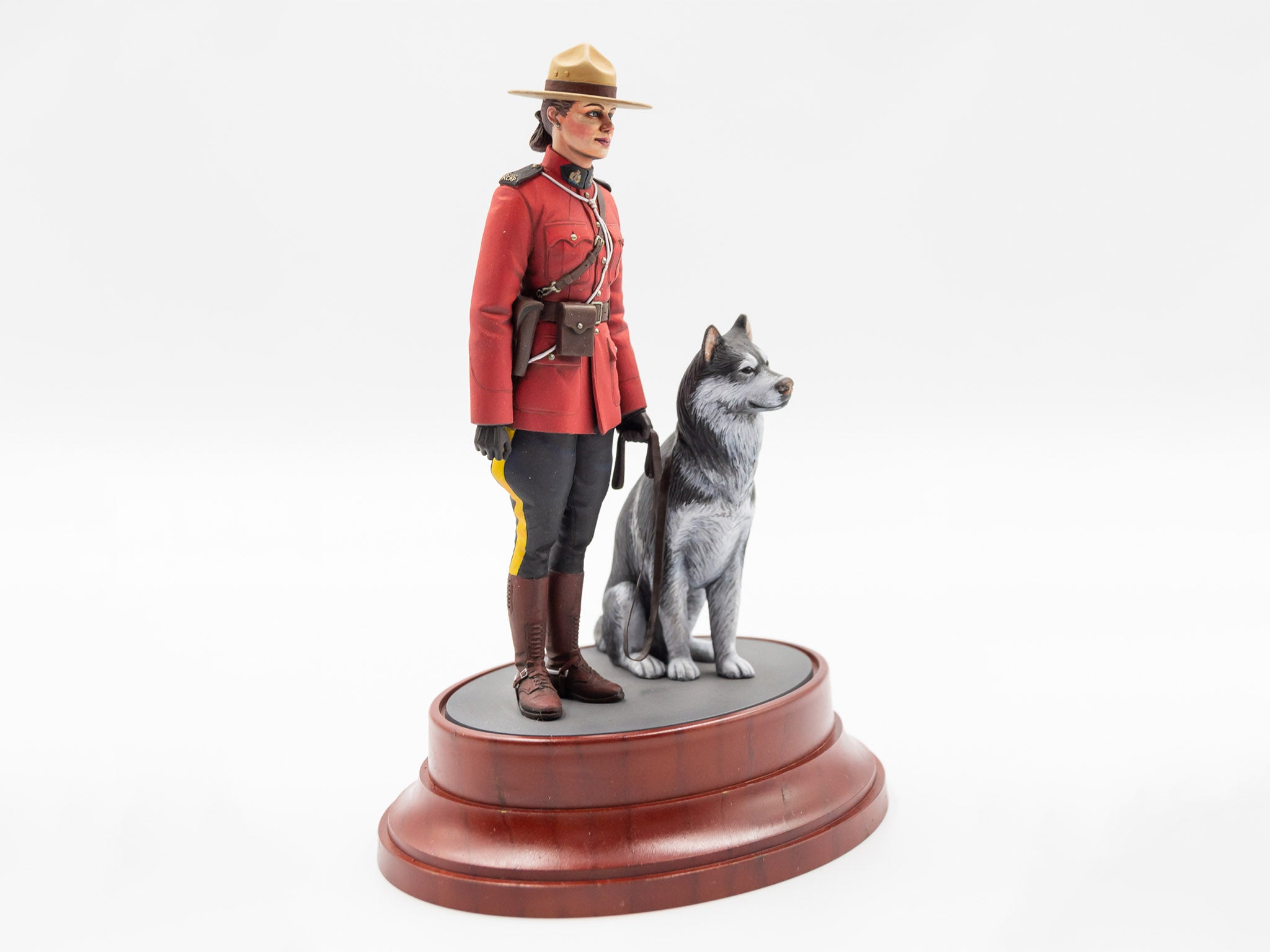 ICM 16008 Plastic model figures kit Scale 1:16 RCMP Female Officer with dog