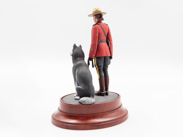 ICM 16008 Plastic model figures kit Scale 1:16 RCMP Female Officer with dog