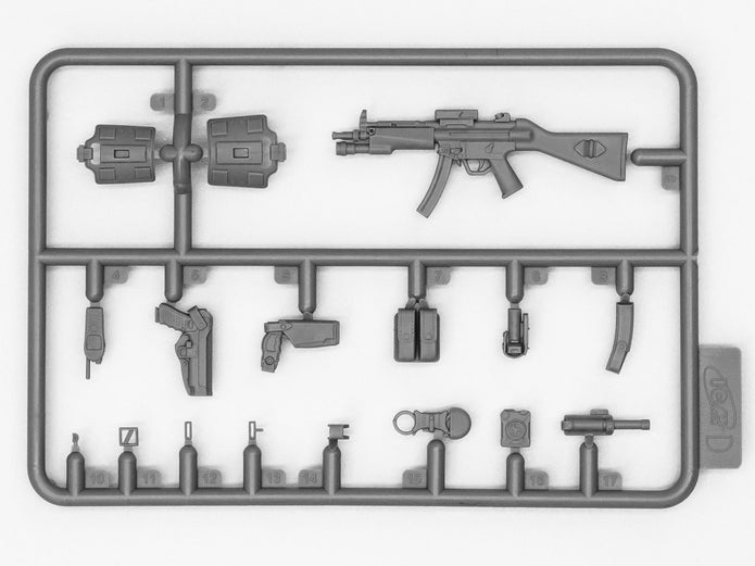 ICM 16009 Plastic model figures kit Scale 1:16 British Police Female Officer