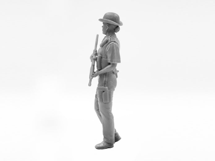 ICM 16009 Plastic model figures kit Scale 1:16 British Police Female Officer