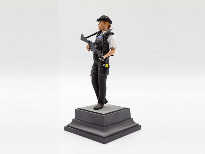 ICM 16009 Plastic model figures kit Scale 1:16 British Police Female Officer