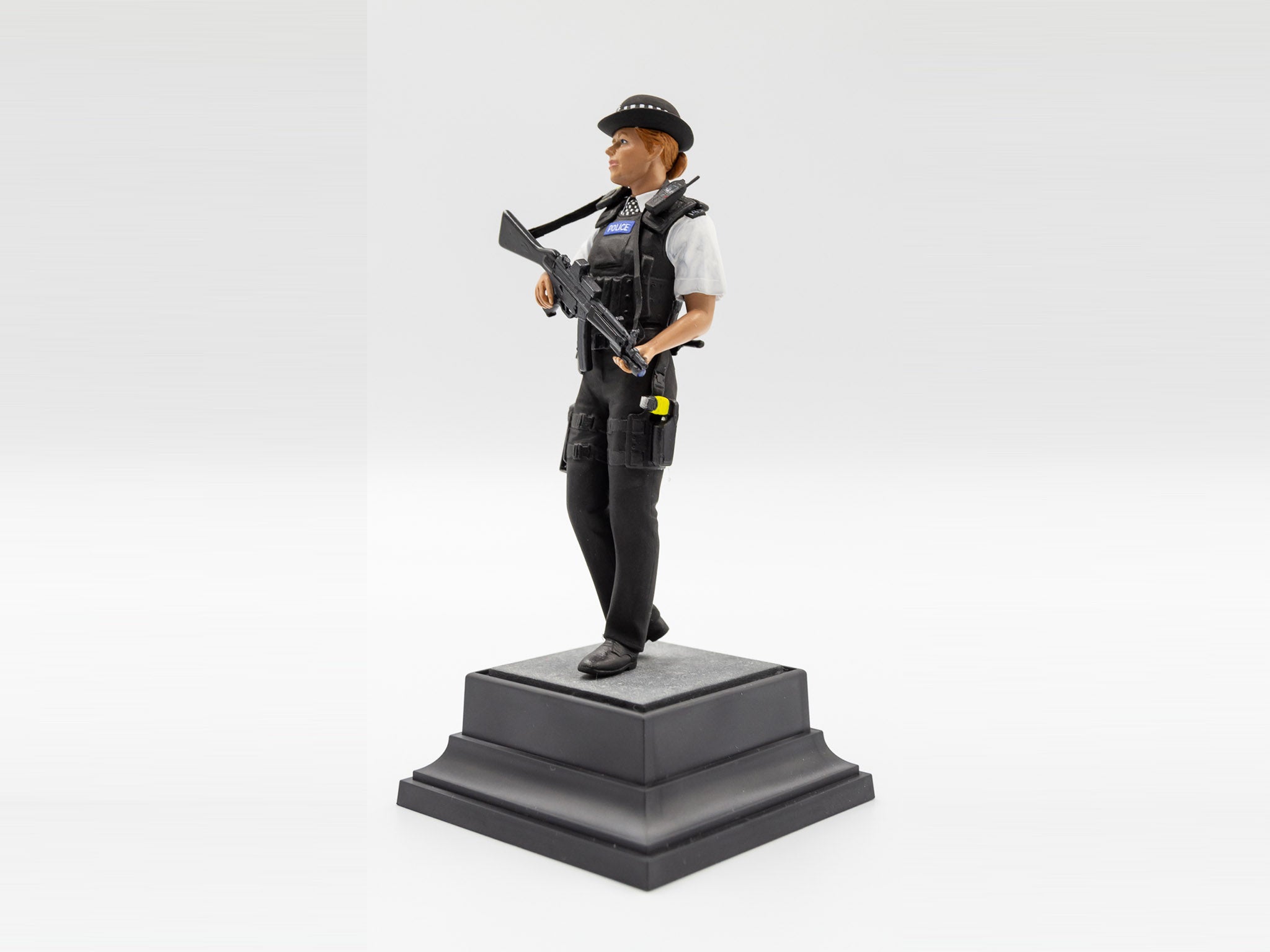 ICM 16009 Plastic model figures kit Scale 1:16 British Police Female Officer