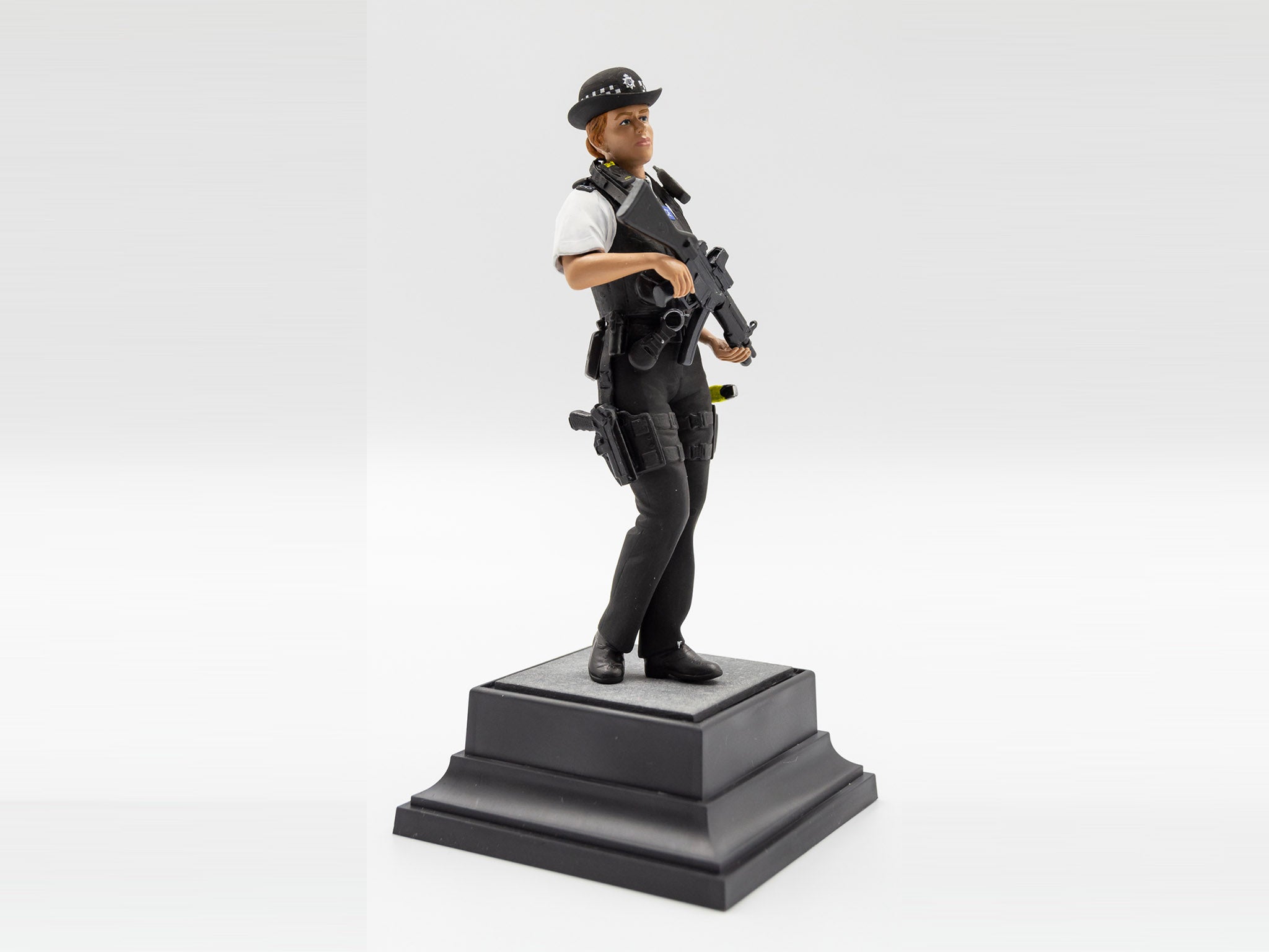 ICM 16009 Plastic model figures kit Scale 1:16 British Police Female Officer