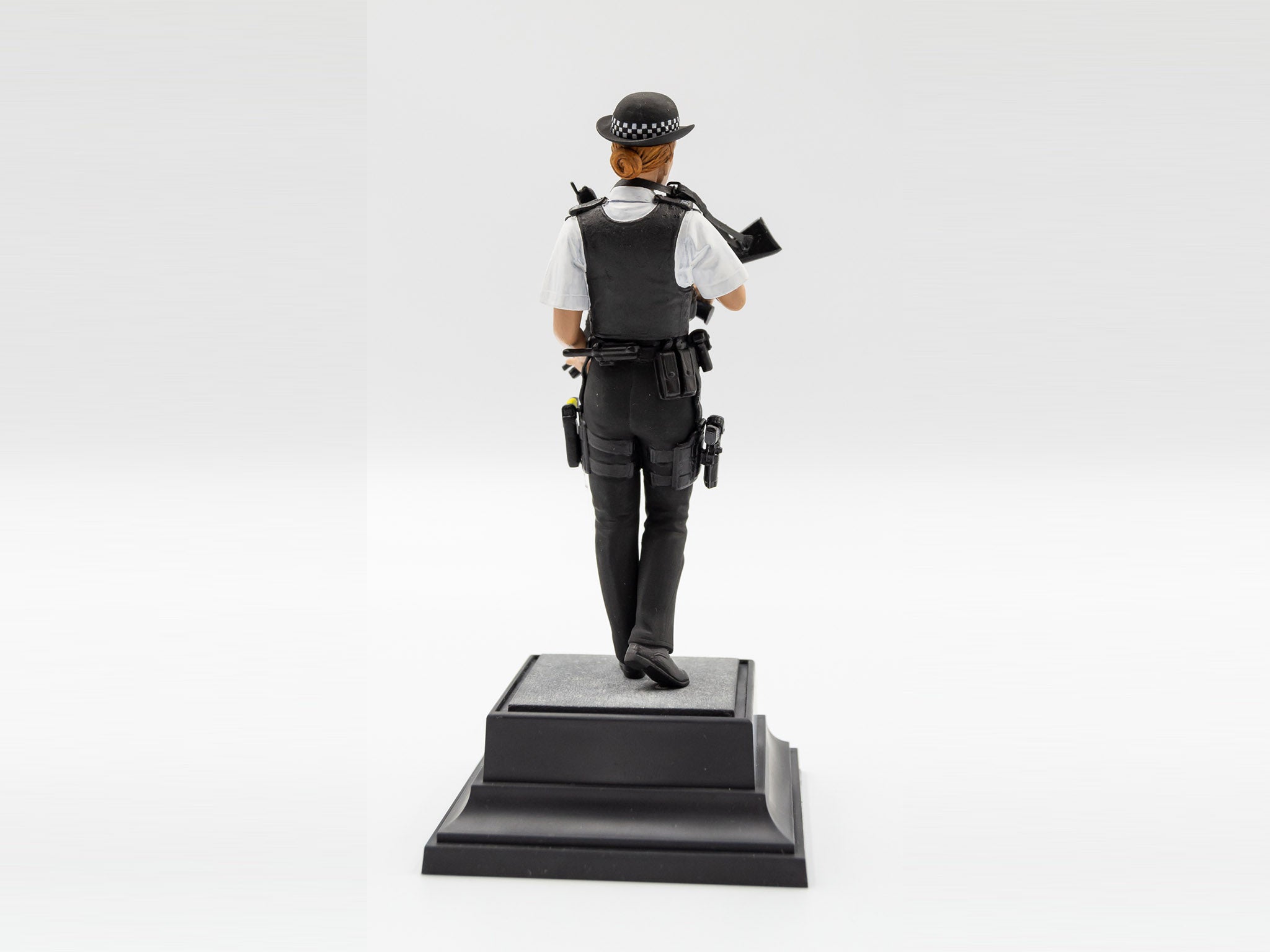 ICM 16009 Plastic model figures kit Scale 1:16 British Police Female Officer