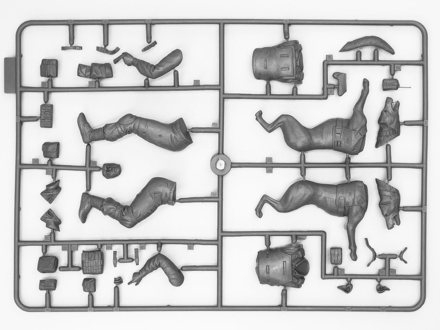 ICM 16102 Plastic model figures kit Scale 1:16 IDF K-9 Unitz OKETZ - kits models