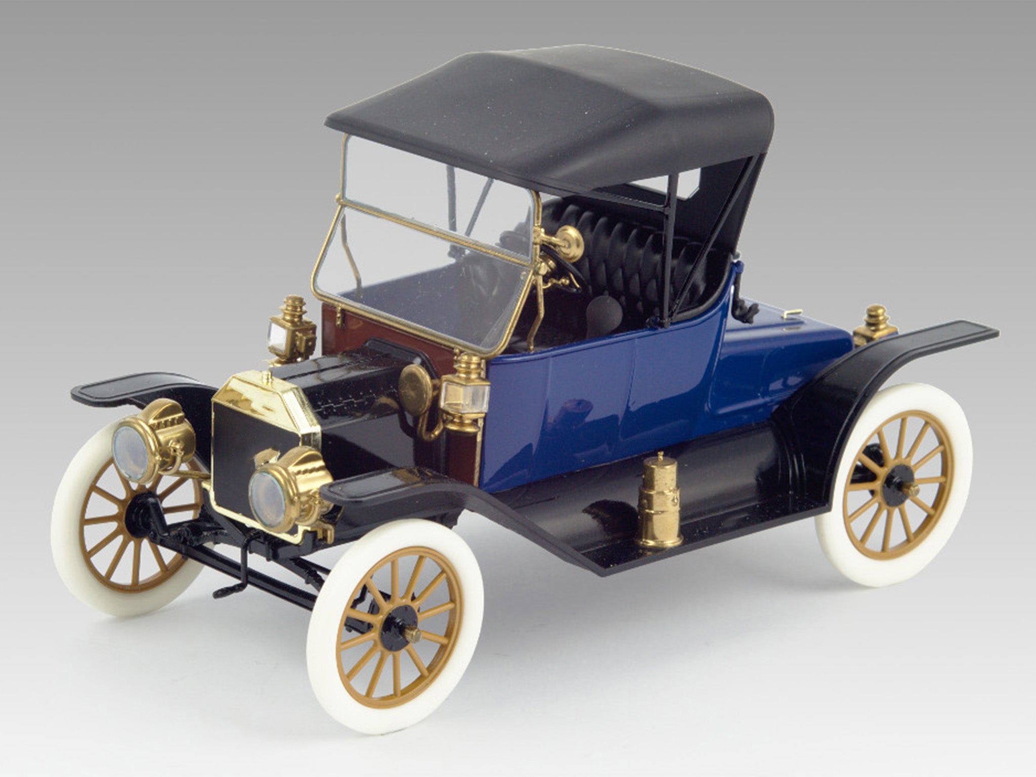 ICM 24001 Plastic model car 1:24 Model T 1913 Roadster, American passenger car