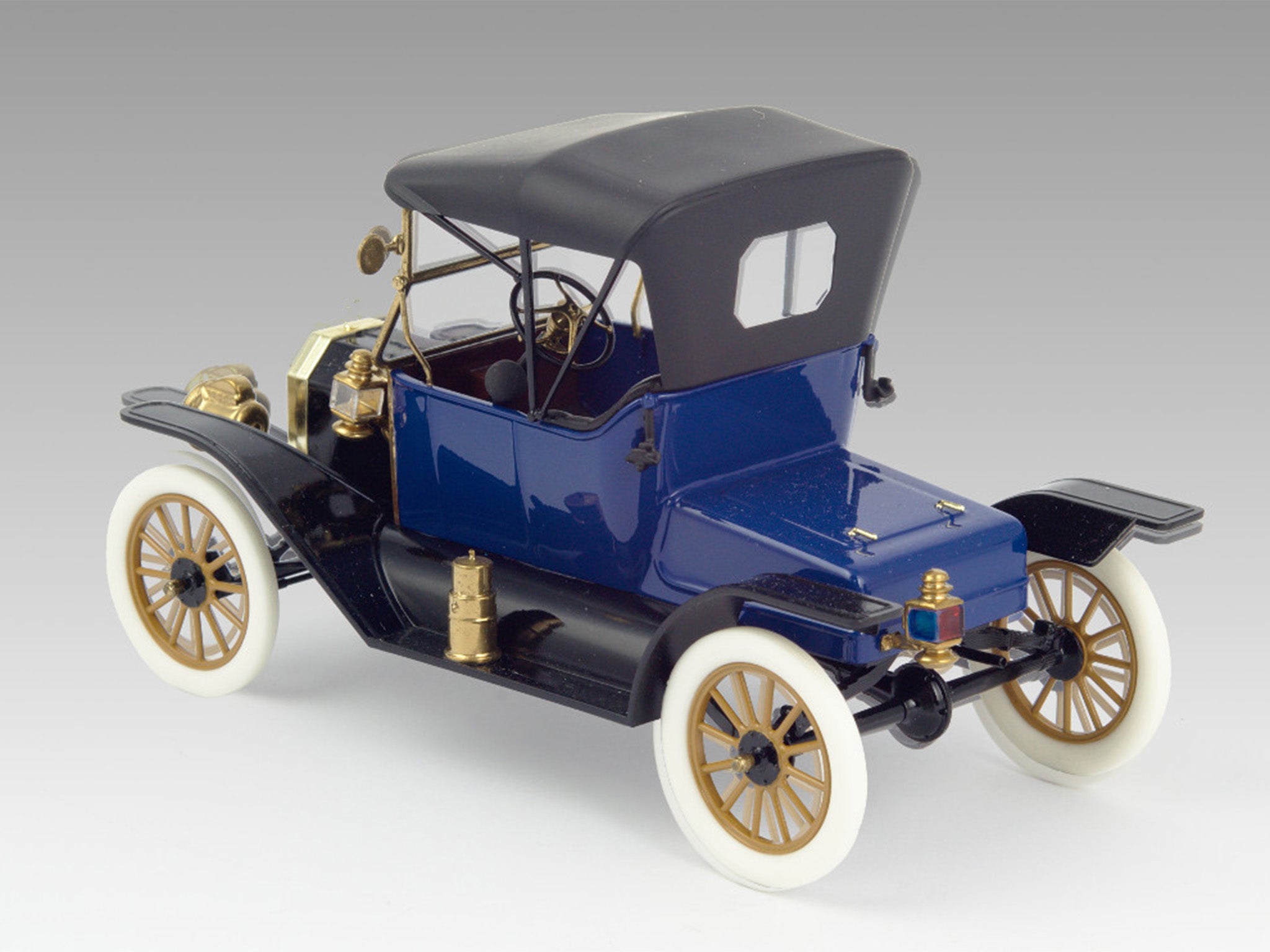 ICM 24001 Plastic model car 1:24 Model T 1913 Roadster, American passenger car