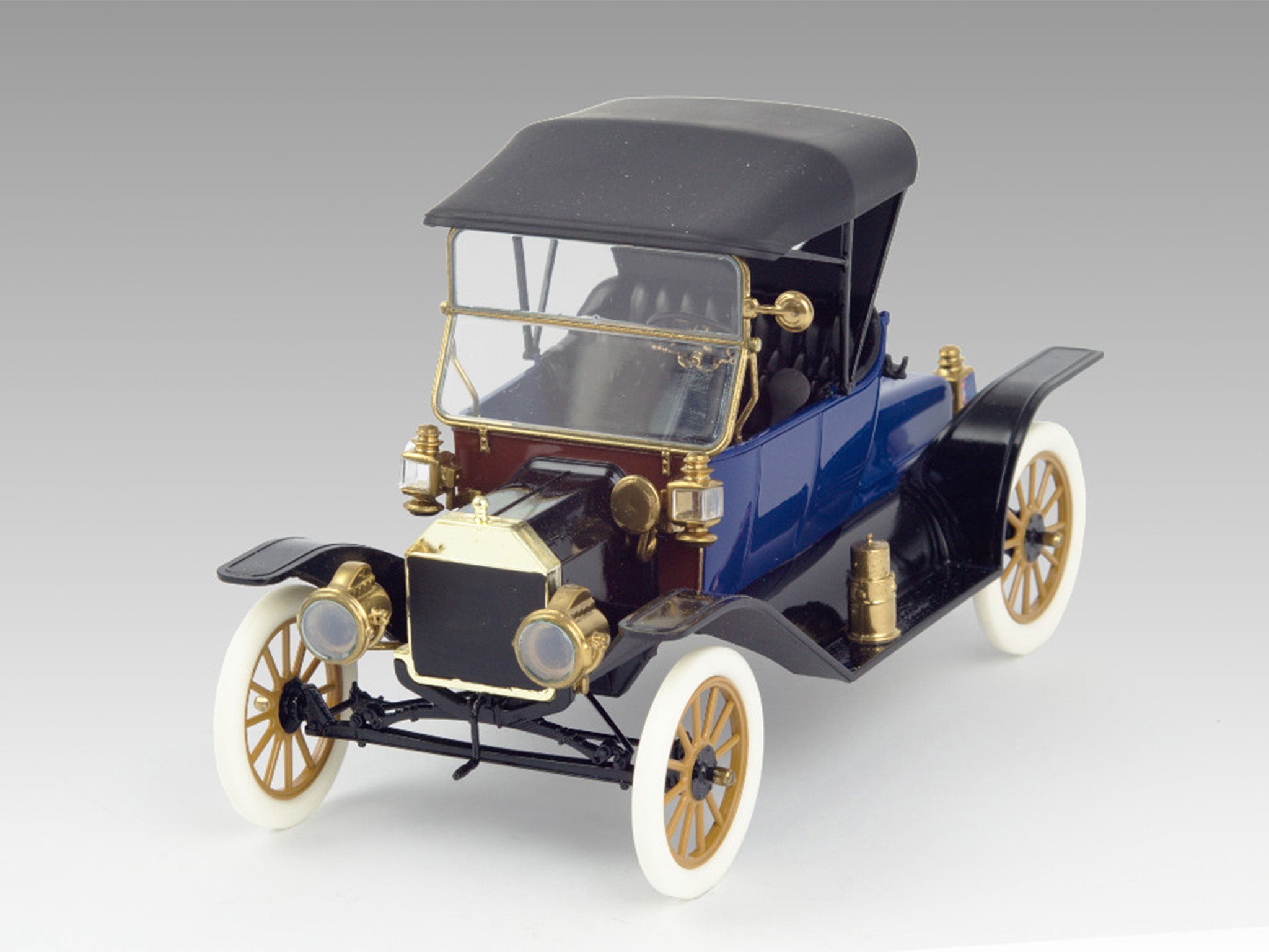 ICM 24001 Plastic model car 1:24 Model T 1913 Roadster, American passenger car