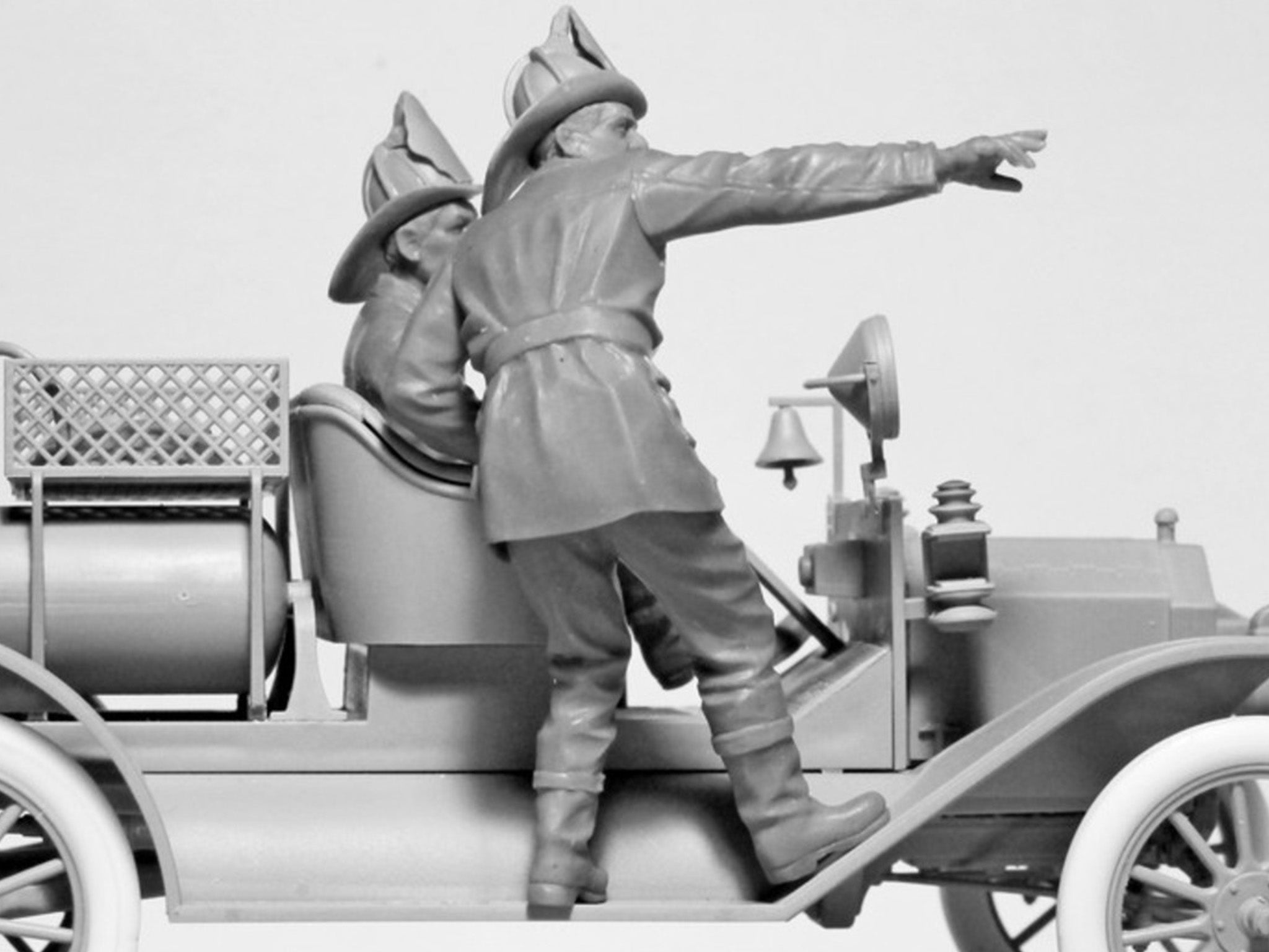 ICM 24006 Plastic figures model kit Scale 1:24 American Fire Truck Crew (1910s)