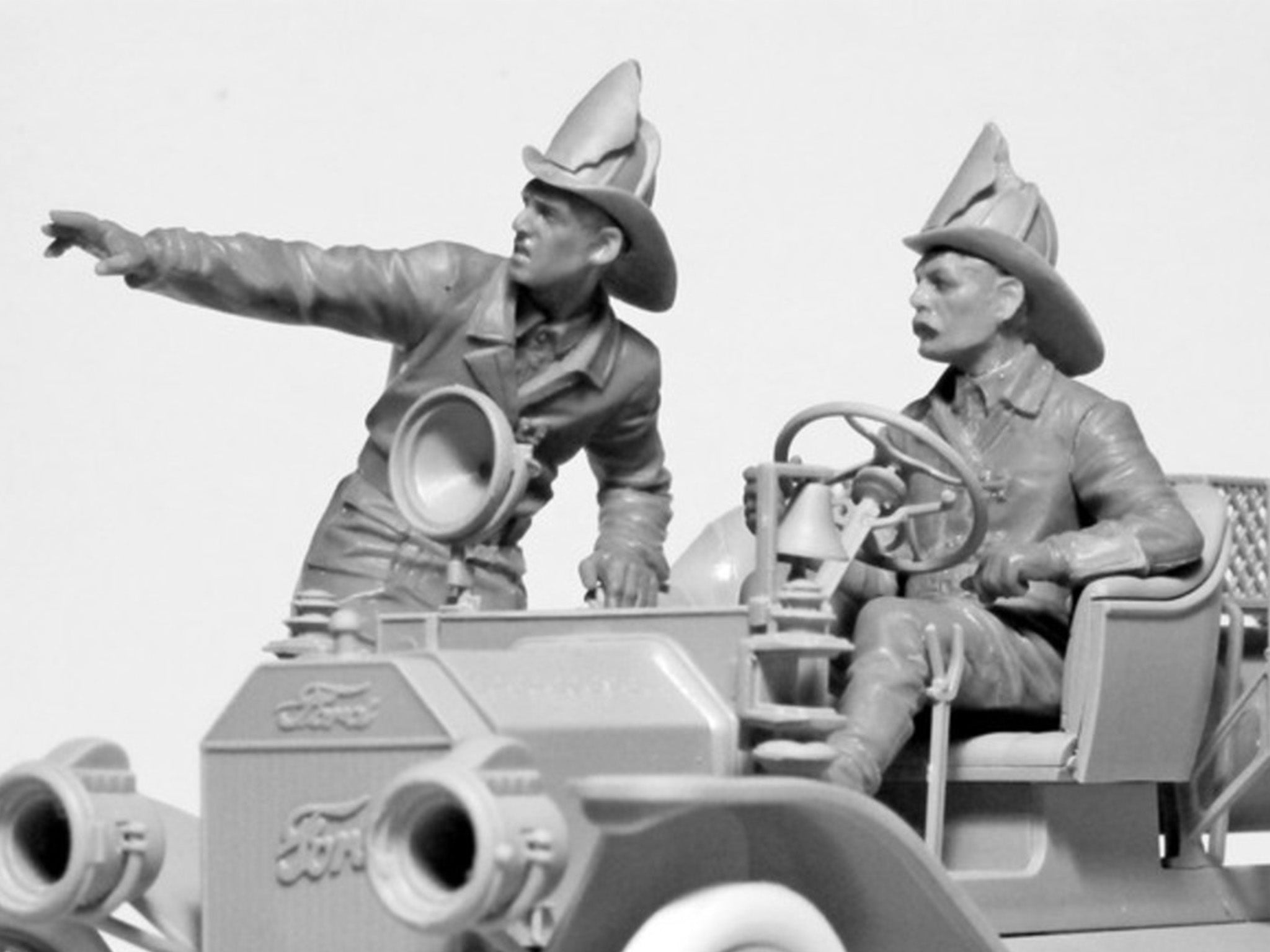 ICM 24006 Plastic figures model kit Scale 1:24 American Fire Truck Crew (1910s)