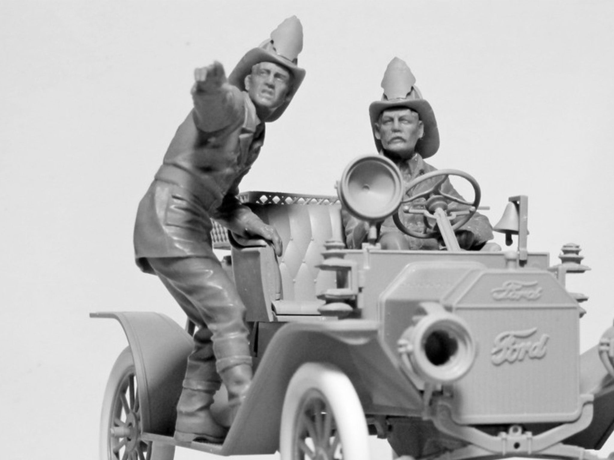 ICM 24006 Plastic figures model kit Scale 1:24 American Fire Truck Crew (1910s)